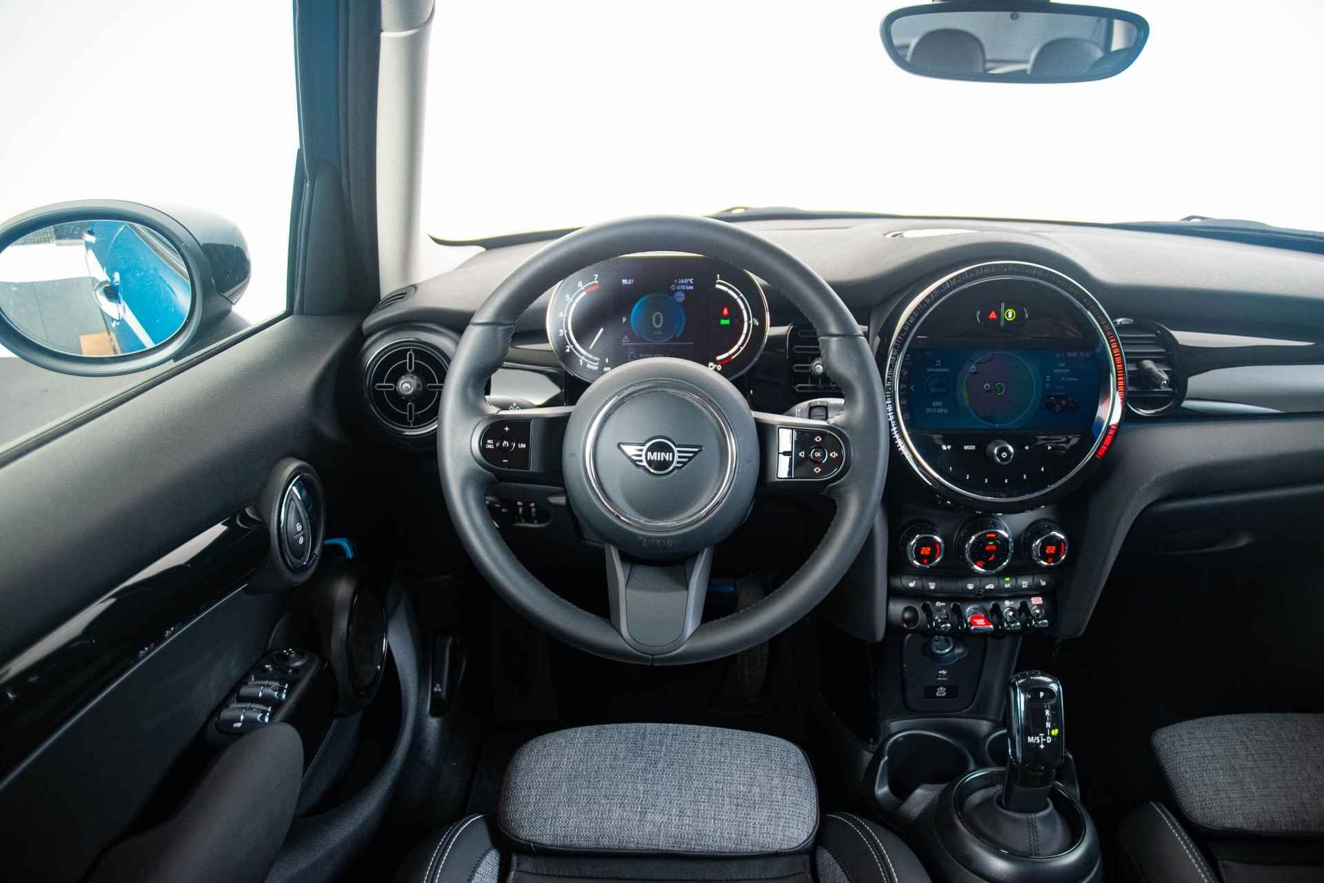 Mini Mini 5-deurs Cooper Classic Stoelverwarming - Comforttoegang - Achteruitrijcamera - Driving Assistant - 17" - 30/60