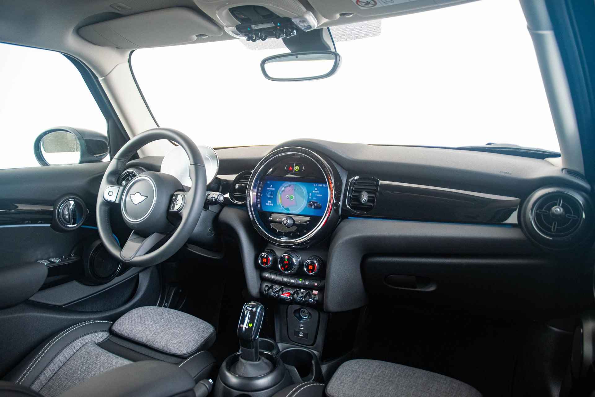 Mini Mini 5-deurs Cooper Classic Stoelverwarming - Comforttoegang - Achteruitrijcamera - Driving Assistant - 17" - 49/60