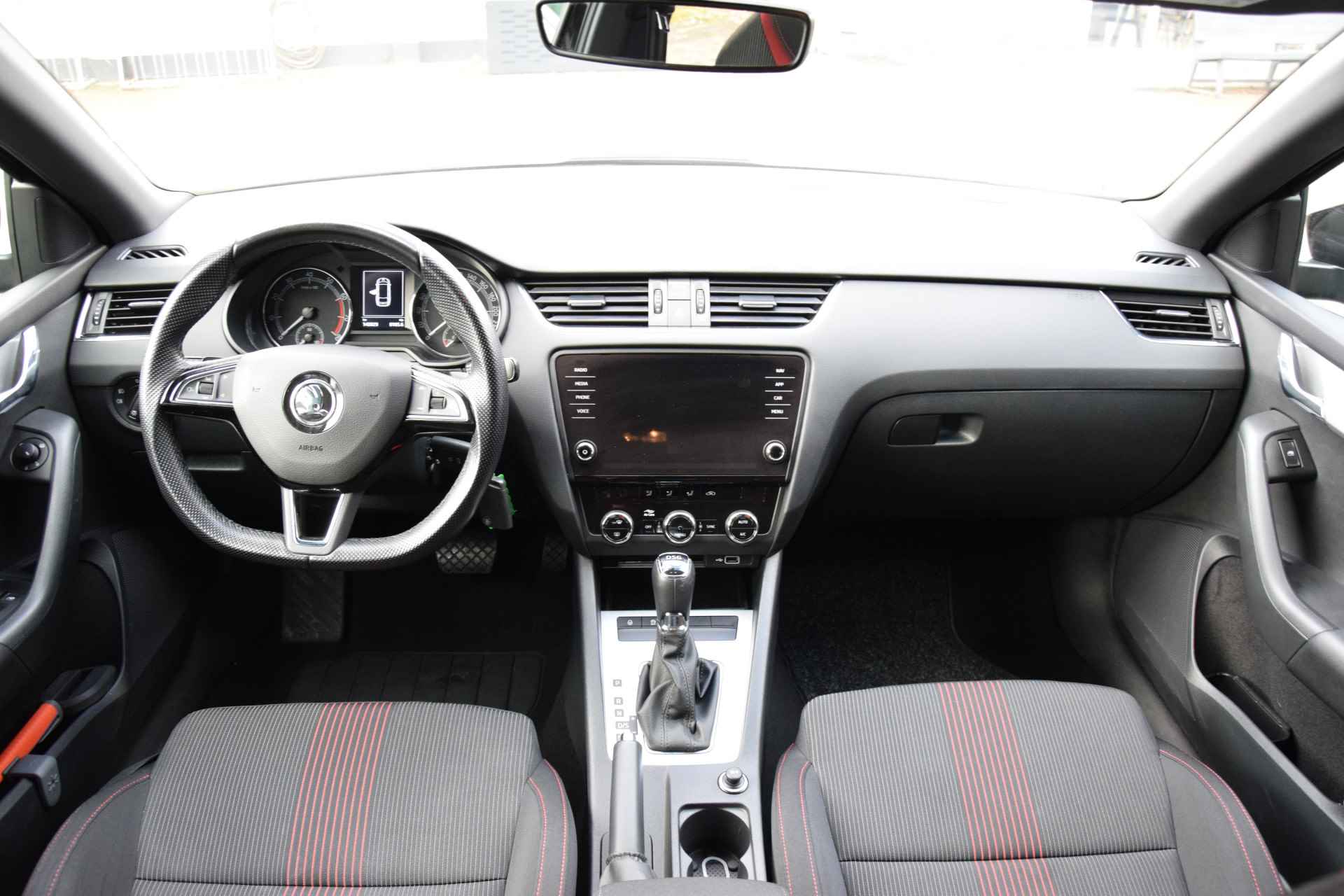 Škoda Octavia Combi 1.5 TSI Greentech Sport Business | NL-Auto | BOVAG Garantie | Trekhaak |  Apple Carplay/Android Auto | Sportstoelen en Stuur | 17'' Velgen | Navigatie | PDC Achter | - 6/39