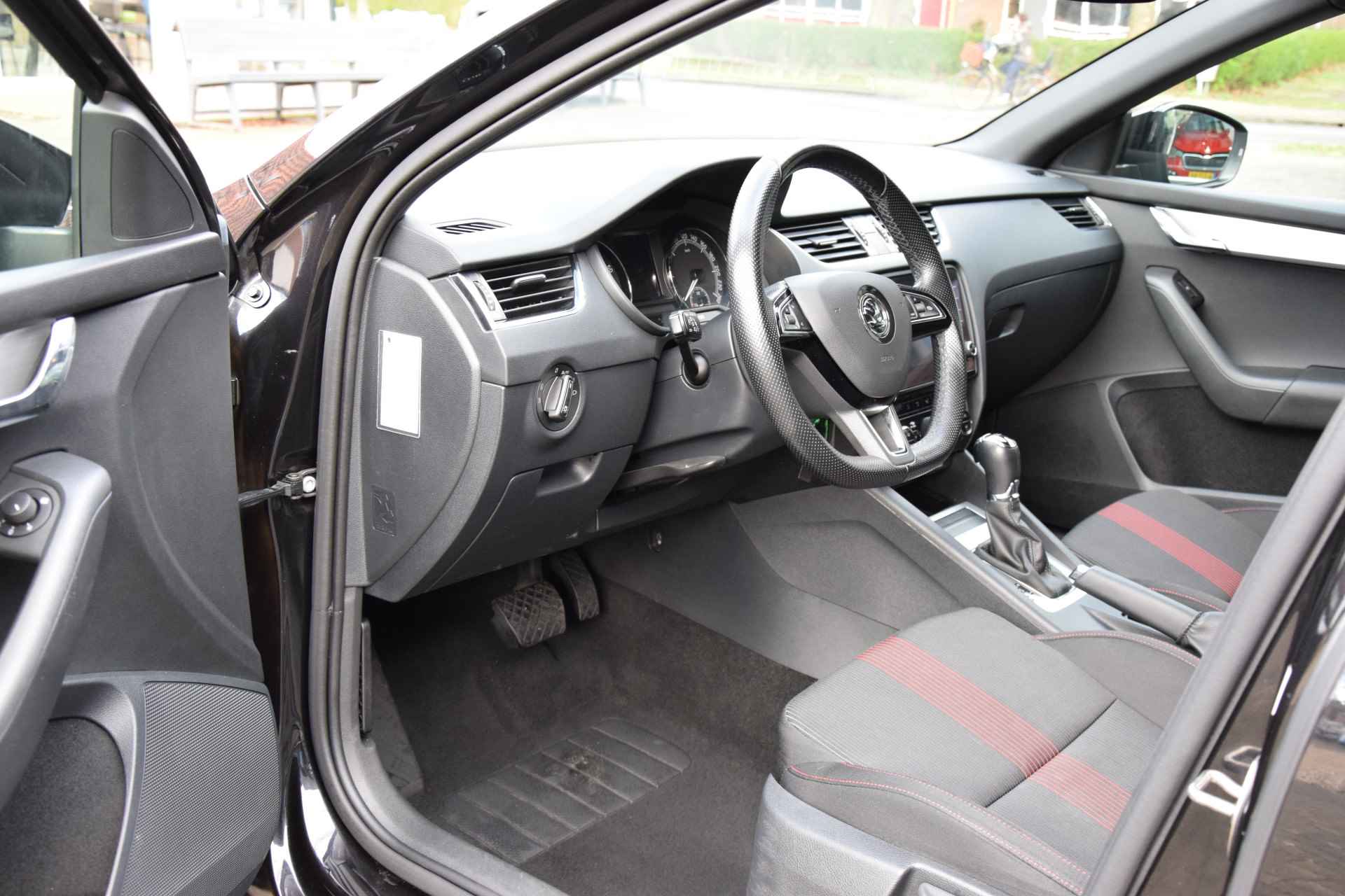 Škoda Octavia Combi 1.5 TSI Greentech Sport Business | NL-Auto | BOVAG Garantie | Trekhaak |  Apple Carplay/Android Auto | Sportstoelen en Stuur | 17'' Velgen | Navigatie | PDC Achter | - 9/39