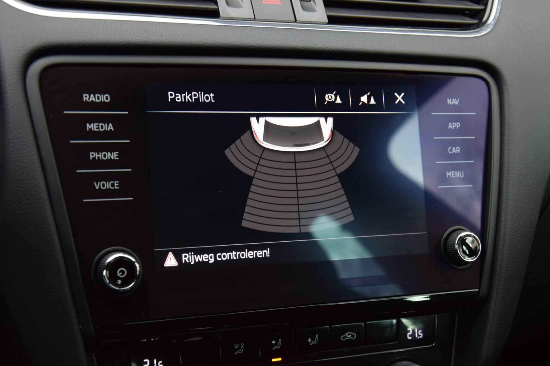 Škoda Octavia Combi 1.5 TSI Greentech Sport Business | NL-Auto | BOVAG Garantie | Trekhaak |  Apple Carplay/Android Auto | Sportstoelen en Stuur | 17'' Velgen | Navigatie | PDC Achter | - 23/39