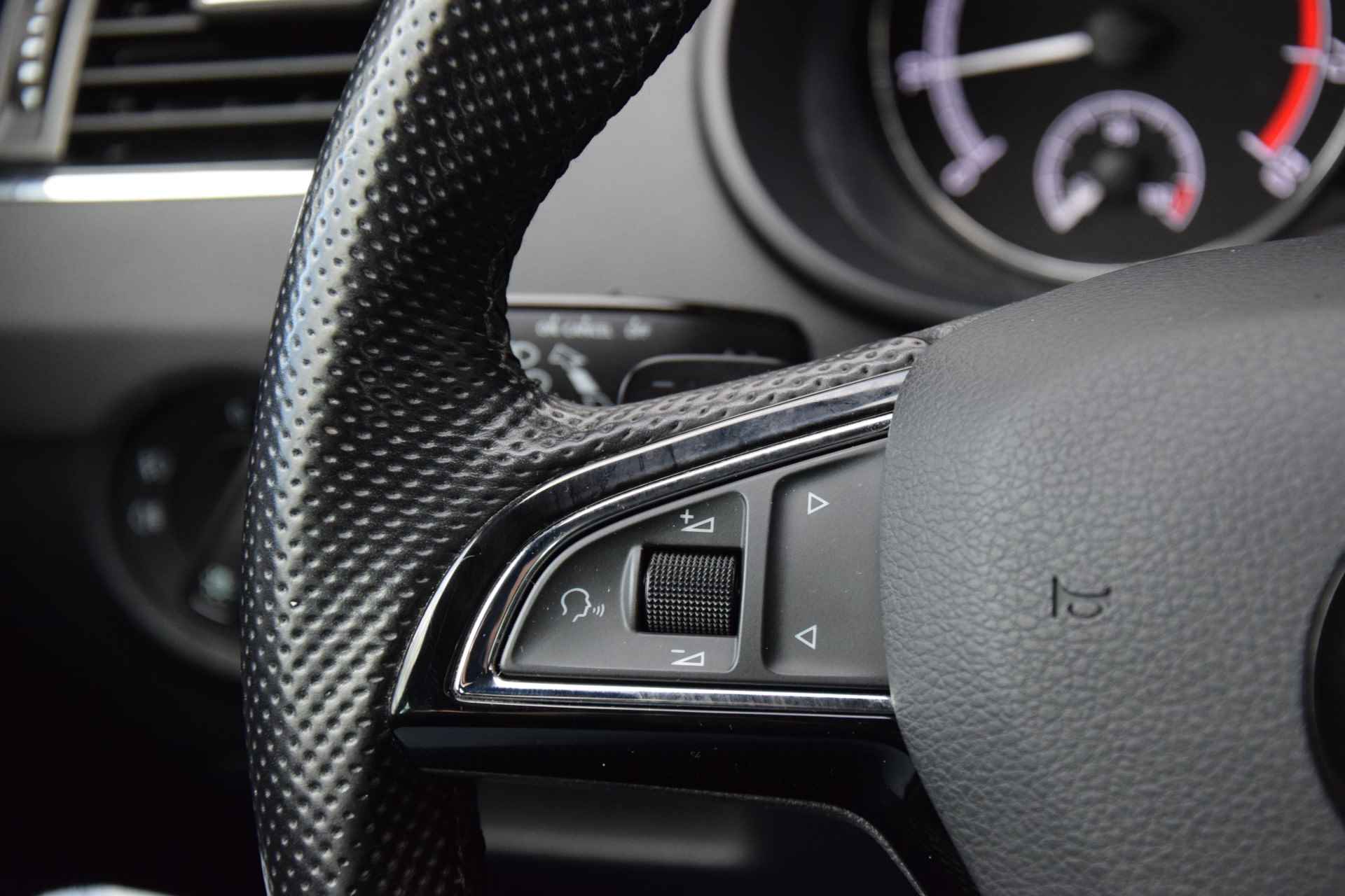 Škoda Octavia Combi 1.5 TSI Greentech Sport Business | NL-Auto | BOVAG Garantie | Trekhaak |  Apple Carplay/Android Auto | Sportstoelen en Stuur | 17'' Velgen | Navigatie | PDC Achter | - 27/39