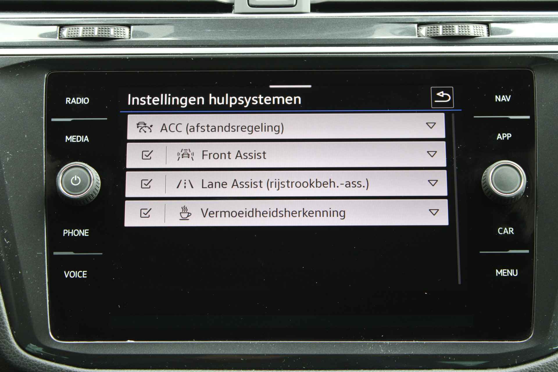 Volkswagen Tiguan 1.5 TSI Life Business | Camera | Elek.Trekhaak | Navi via App | Stoel & Stuurverwarming - 33/45
