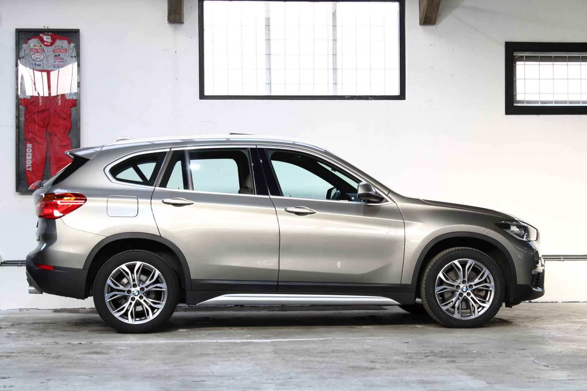 BMW X1 sDrive20i High Executive | Panoramadak | Head-Up | Camera | 18 inch | Leder | NL Auto | BTW | - 8/31