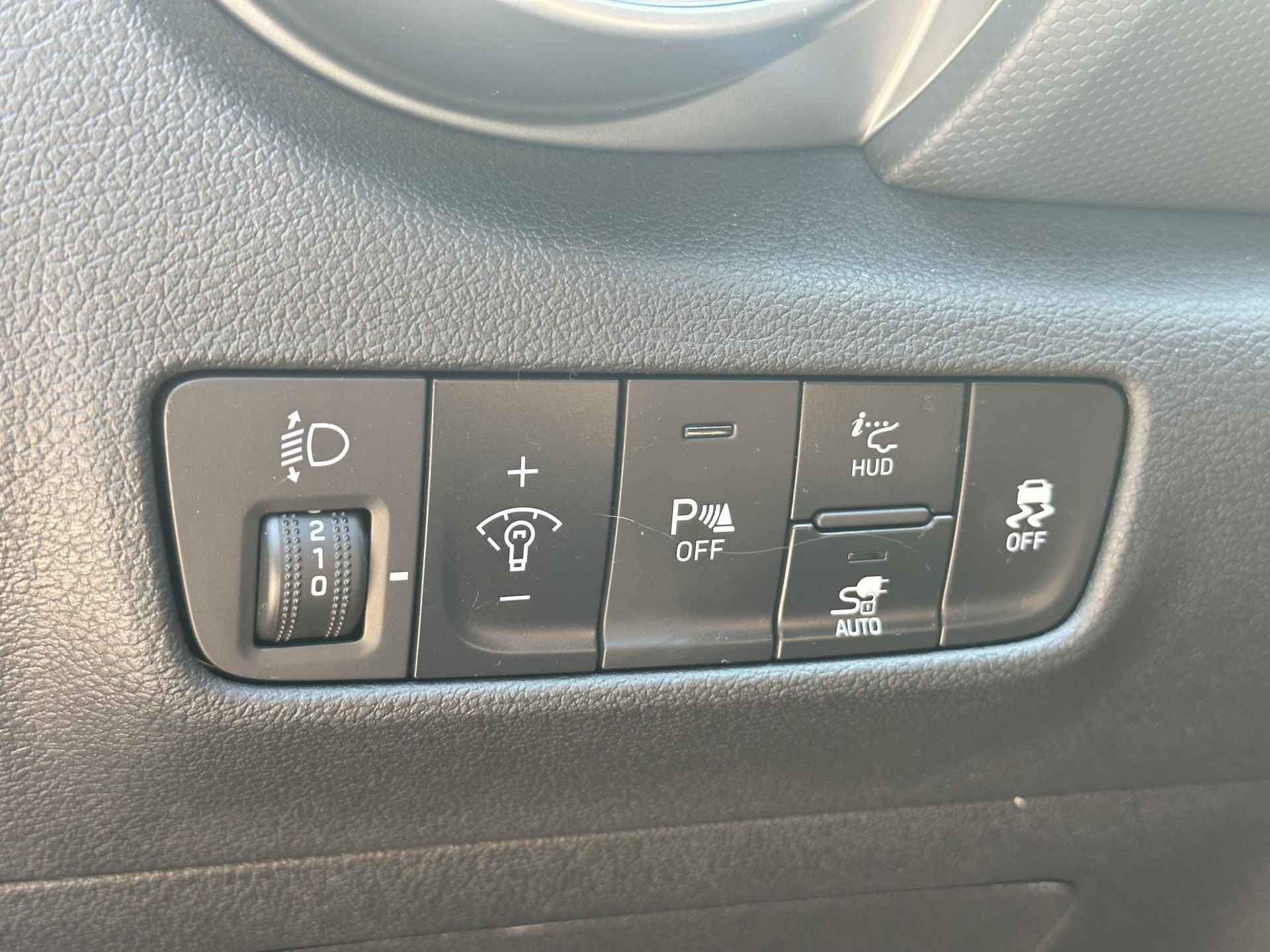 Hyundai Kona EV Fashion 39 kWh / Navigatie / Airco / Bluetooth / KRELL Audio / Keyless / Achteruitrij Camera / - 21/42