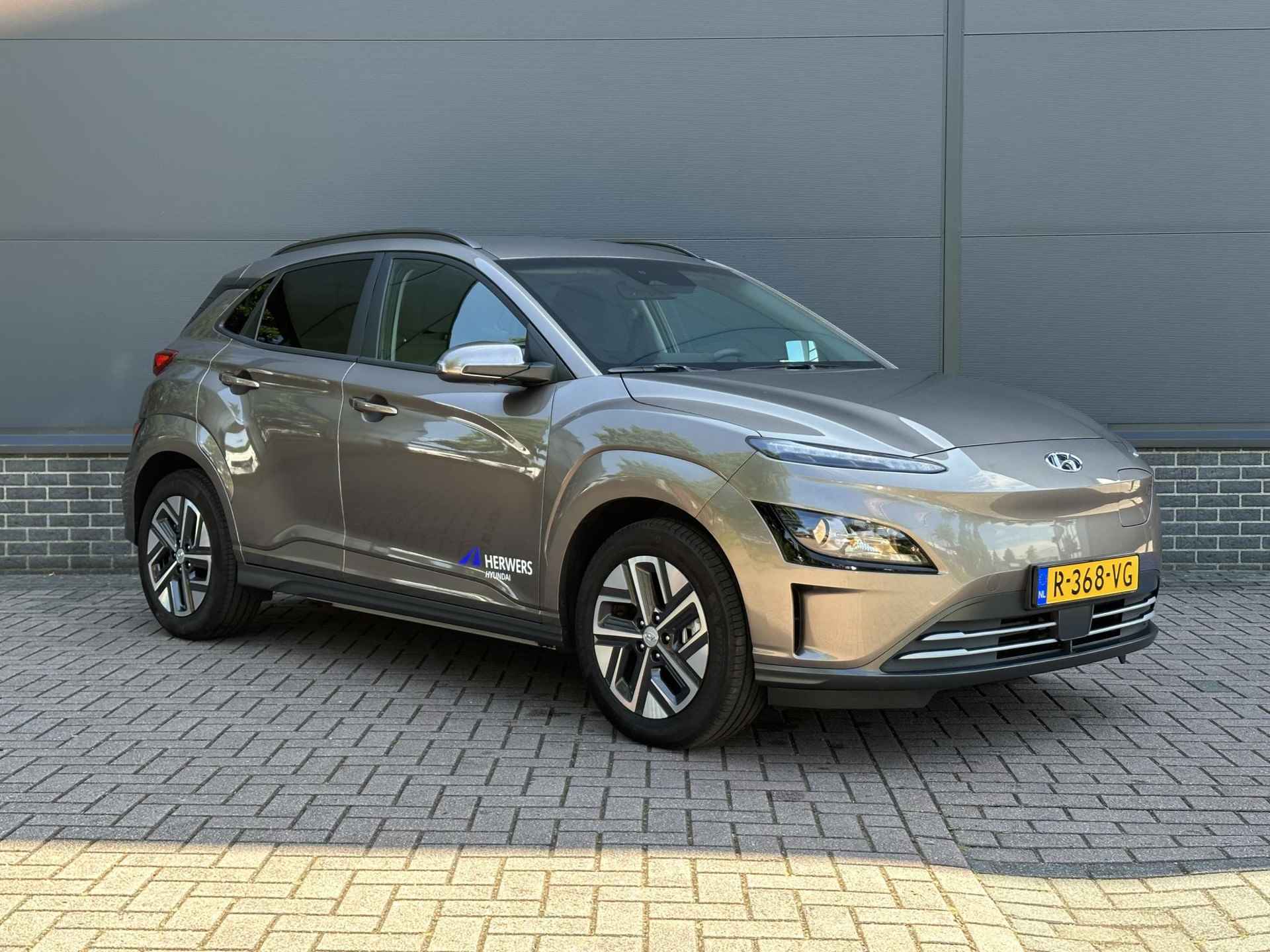 Hyundai Kona EV Fashion standaard range / Navigatie / Airco / Bluetooth / KRELL Audio / Keyless / Achteruitrij Camera / - 28/42