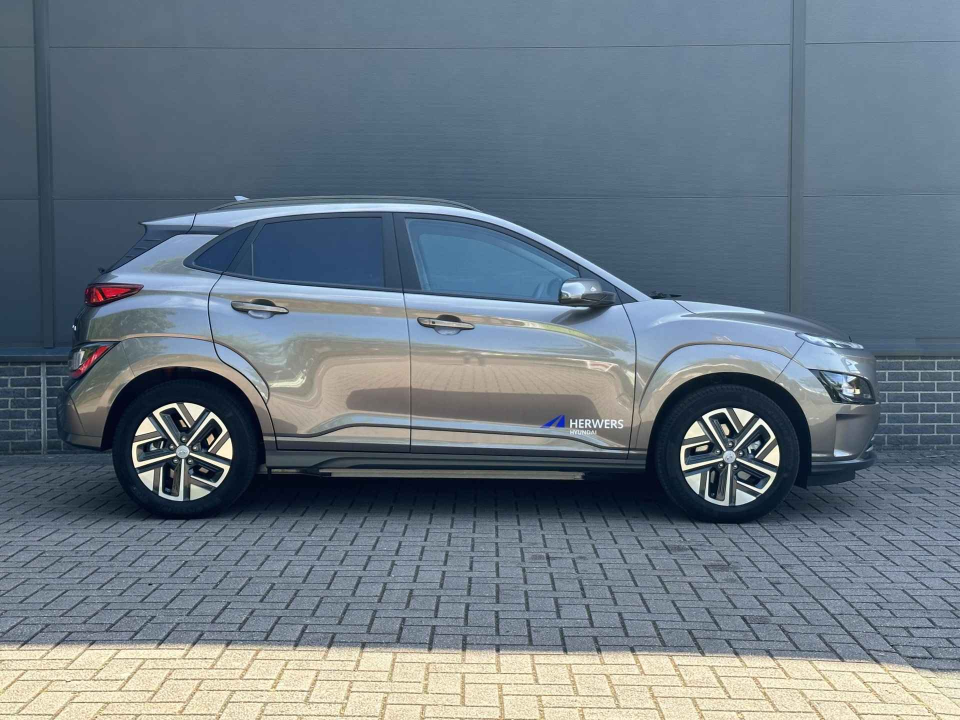 Hyundai Kona EV Fashion standaard range / Navigatie / Airco / Bluetooth / KRELL Audio / Keyless / Achteruitrij Camera / - 29/42