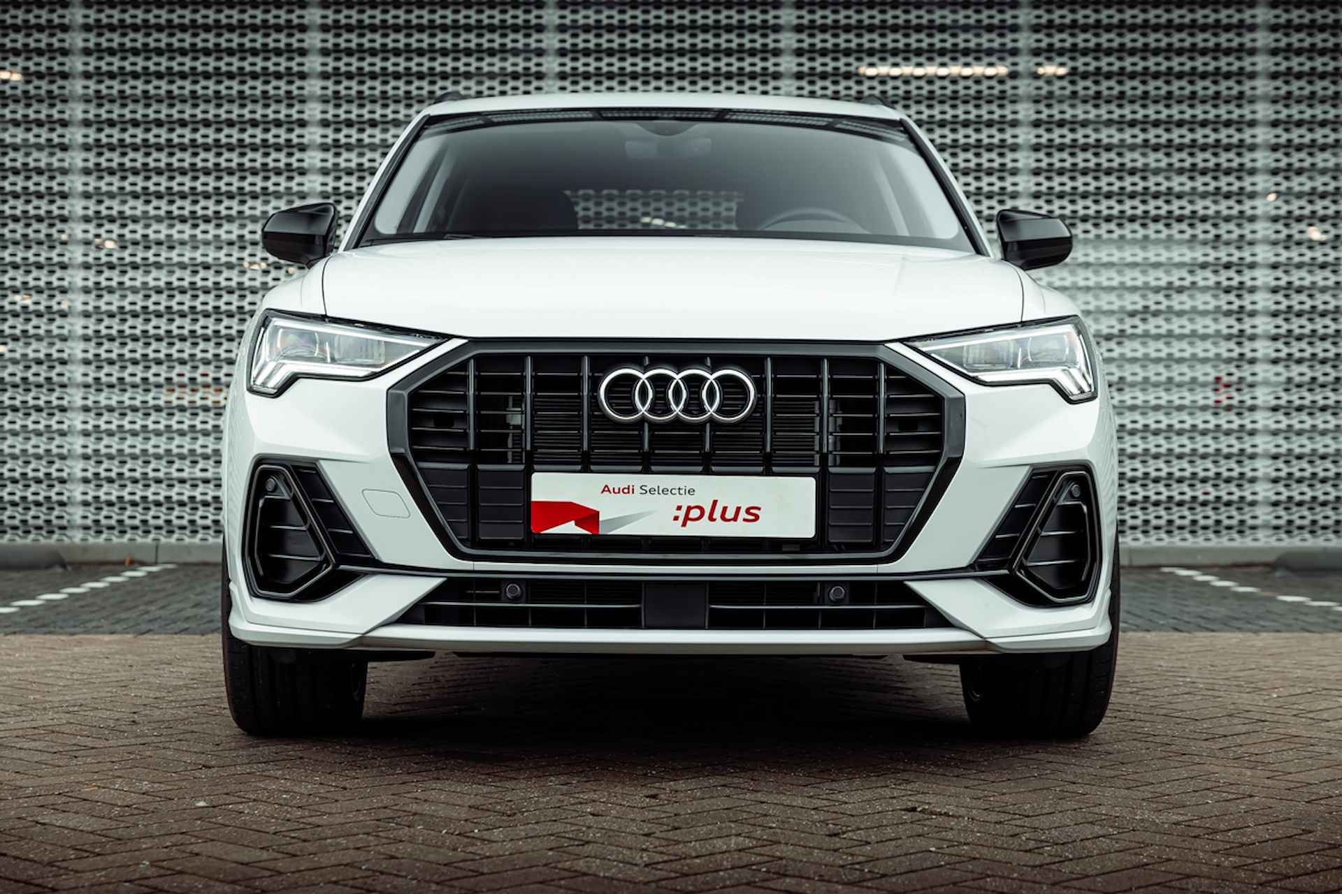 Audi Q3 45 TFSI e 245pk s-tronic S Line exterieur | Optiek zwart | Sportstoelen | Leder-alcantara | 20" LM velgen | Comfortsleutel | Stoelverwarming - 6/33