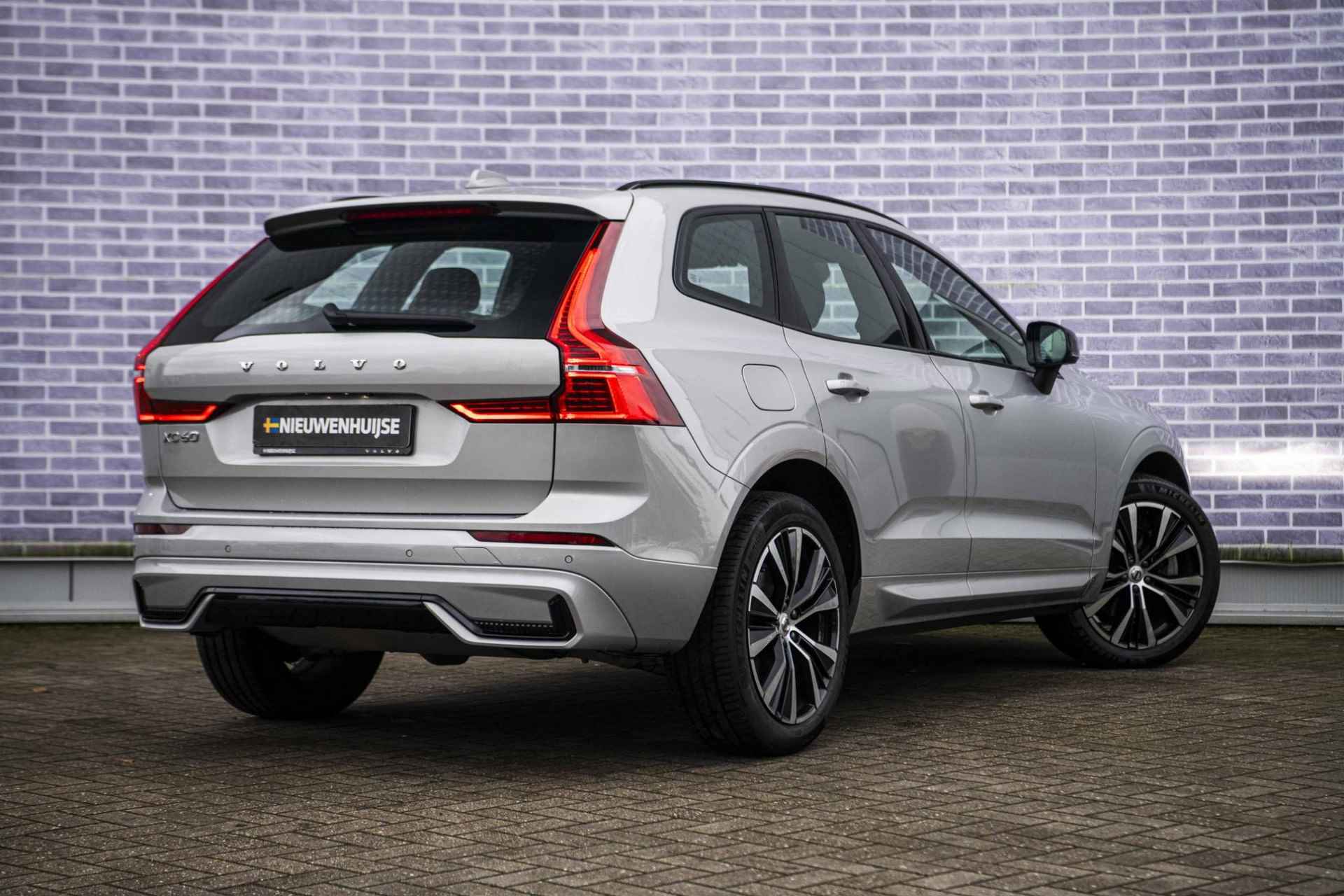 Volvo XC60 B5 Plus Dark | Stoel/stuur verwarming | Adaptieve cruise control | Dodehoekdetectie | Elektrisch verstelbare bestuurdersstoel | Sportstoelen | - 3/36