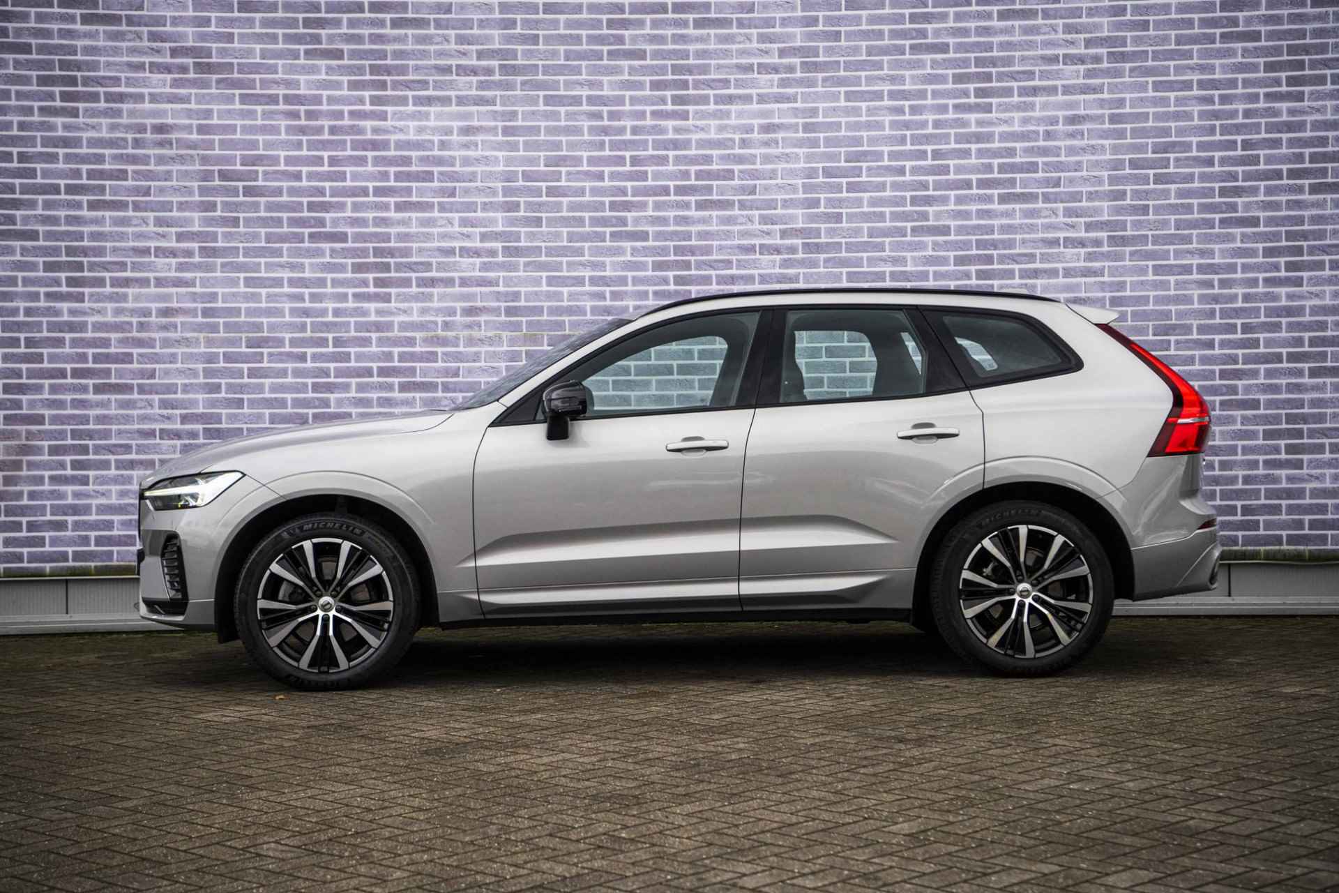 Volvo XC60 B5 Plus Dark | Stoel/stuur verwarming | Adaptieve cruise control | Dodehoekdetectie | Elektrisch verstelbare bestuurdersstoel | Sportstoelen | - 5/36