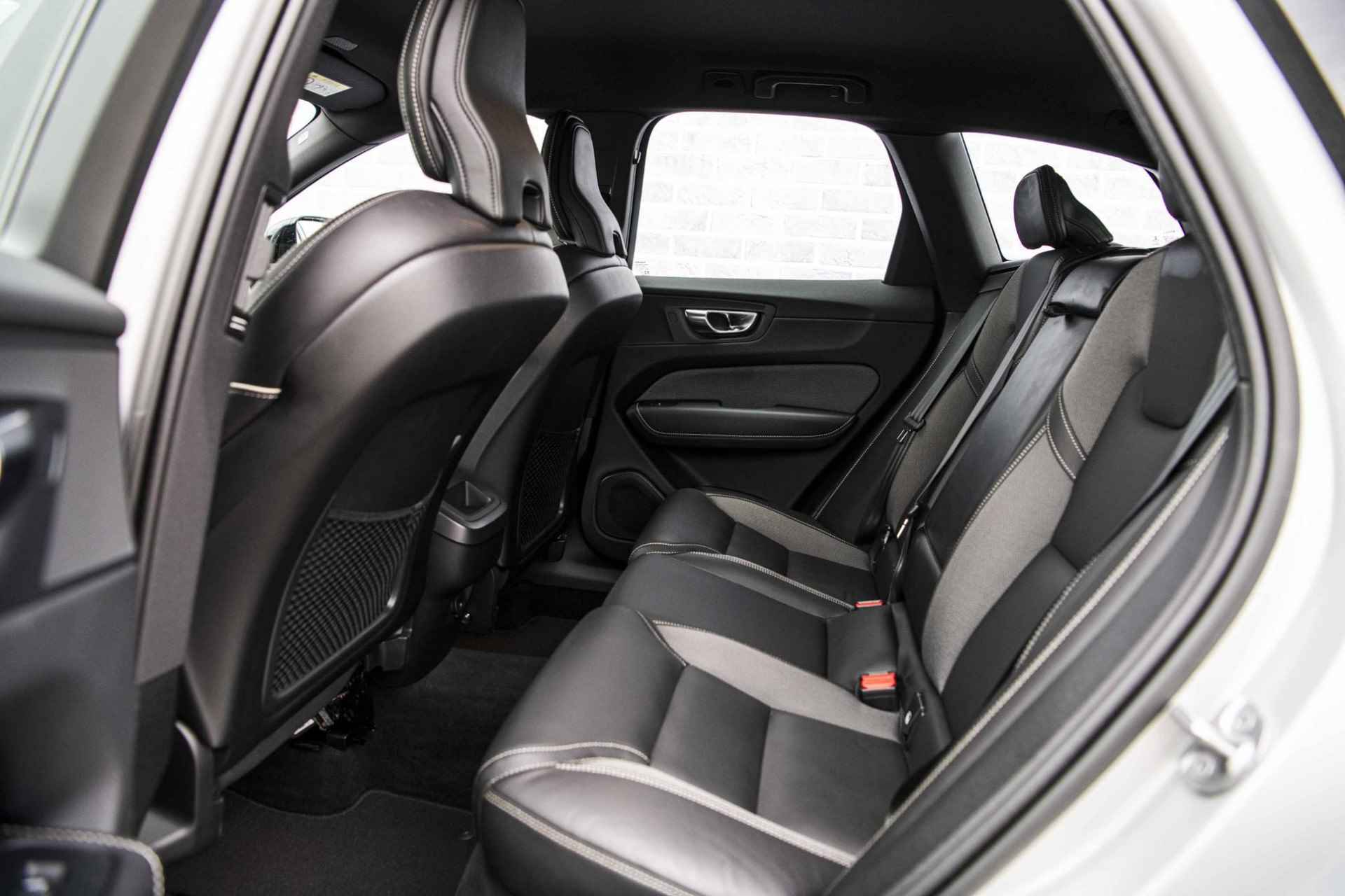 Volvo XC60 B5 Plus Dark | Stoel/stuur verwarming | Adaptieve cruise control | Dodehoekdetectie | Elektrisch verstelbare bestuurdersstoel | Sportstoelen | - 8/36