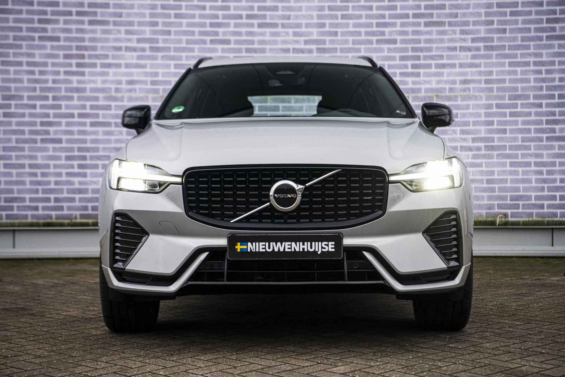 Volvo XC60 B5 Plus Dark | Stoel/stuur verwarming | Adaptieve cruise control | Dodehoekdetectie | Elektrisch verstelbare bestuurdersstoel | Sportstoelen | - 9/36