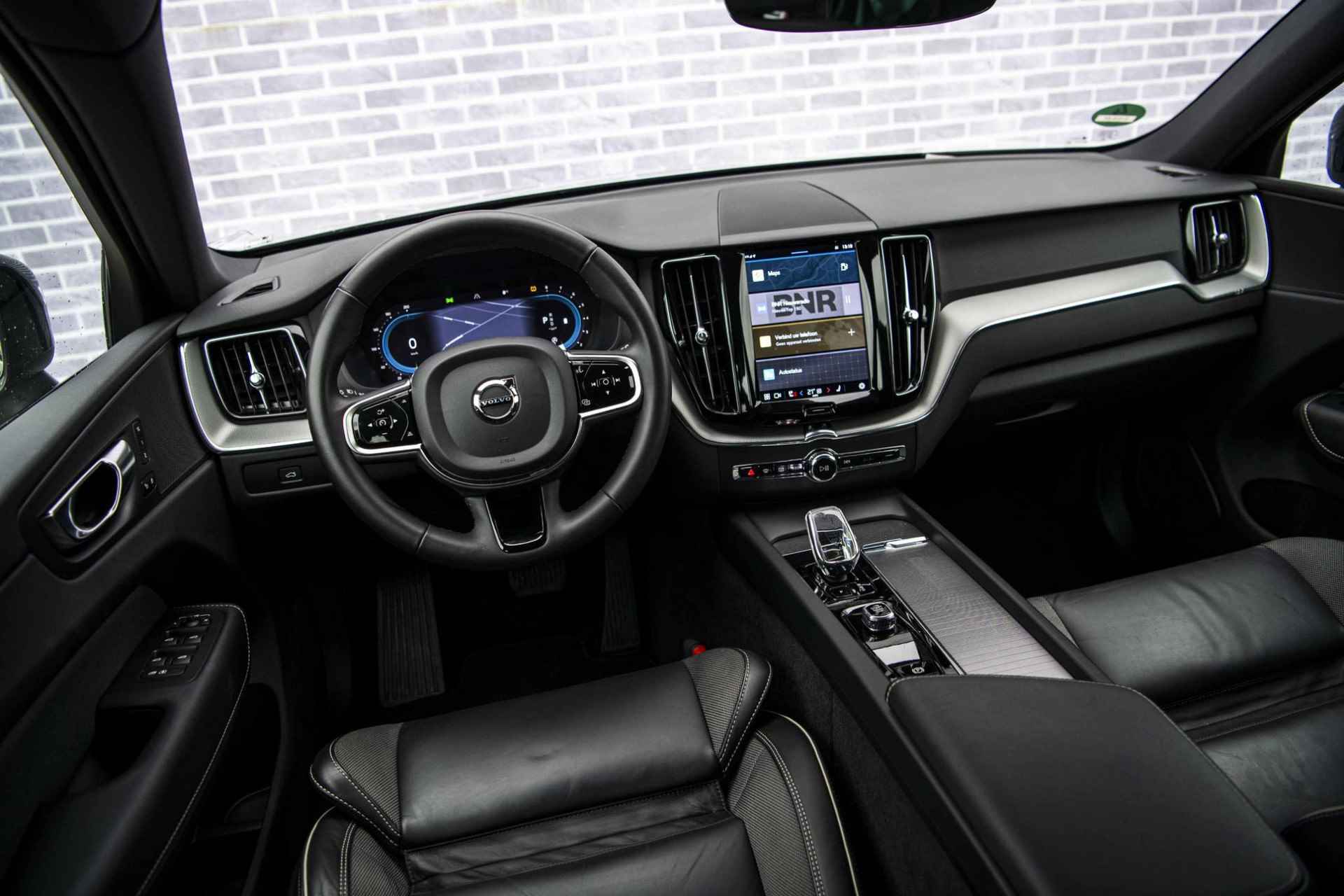 Volvo XC60 B5 Plus Dark | Stoel/stuur verwarming | Adaptieve cruise control | Dodehoekdetectie | Elektrisch verstelbare bestuurdersstoel | Sportstoelen | - 11/36