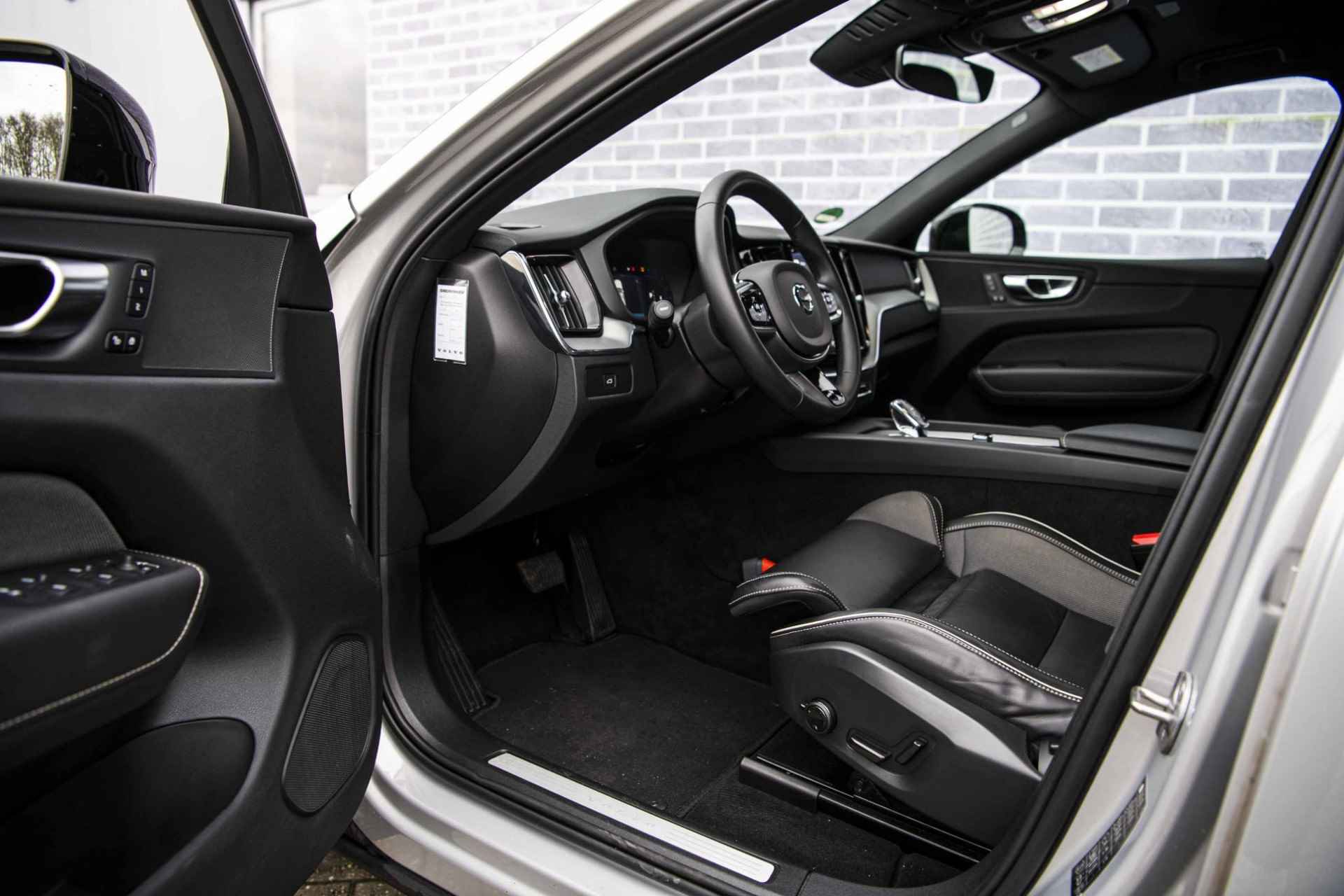 Volvo XC60 B5 Plus Dark | Stoel/stuur verwarming | Adaptieve cruise control | Dodehoekdetectie | Elektrisch verstelbare bestuurdersstoel | Sportstoelen | - 17/36