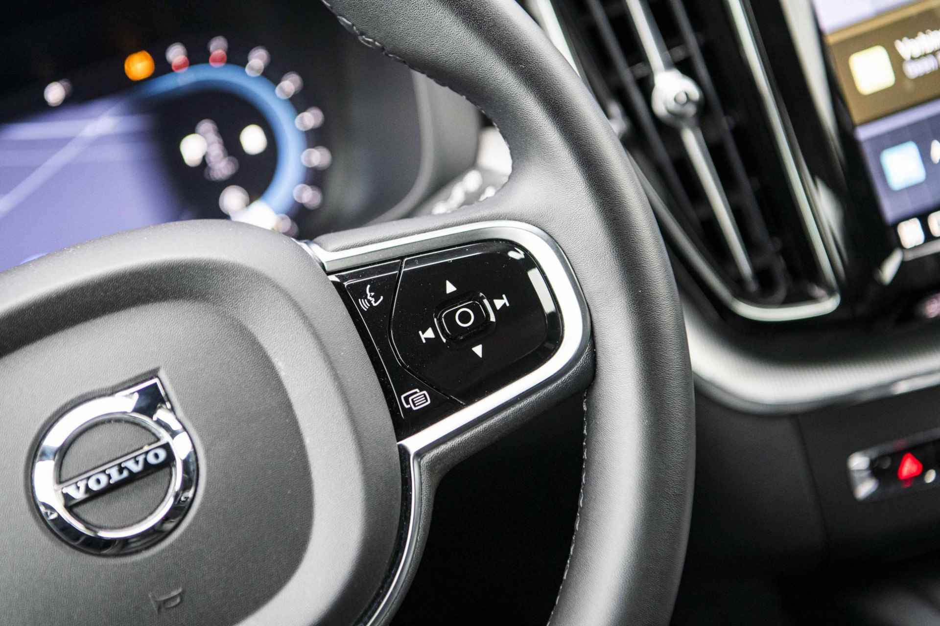 Volvo XC60 B5 Plus Dark | Stoel/stuur verwarming | Adaptieve cruise control | Dodehoekdetectie | Elektrisch verstelbare bestuurdersstoel | Sportstoelen | - 28/36