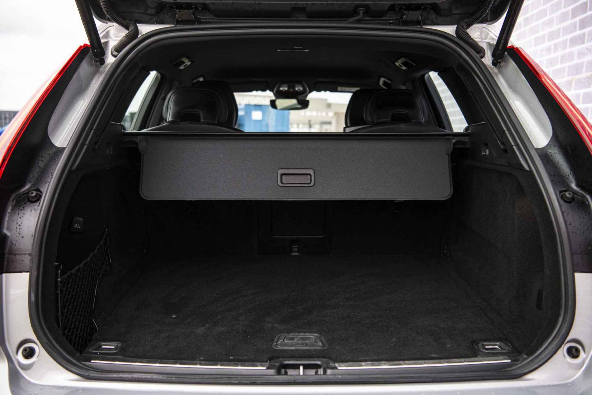 Volvo XC60 B5 Plus Dark | Stoel/stuur verwarming | Adaptieve cruise control | Dodehoekdetectie | Elektrisch verstelbare bestuurdersstoel | Sportstoelen | - 34/36