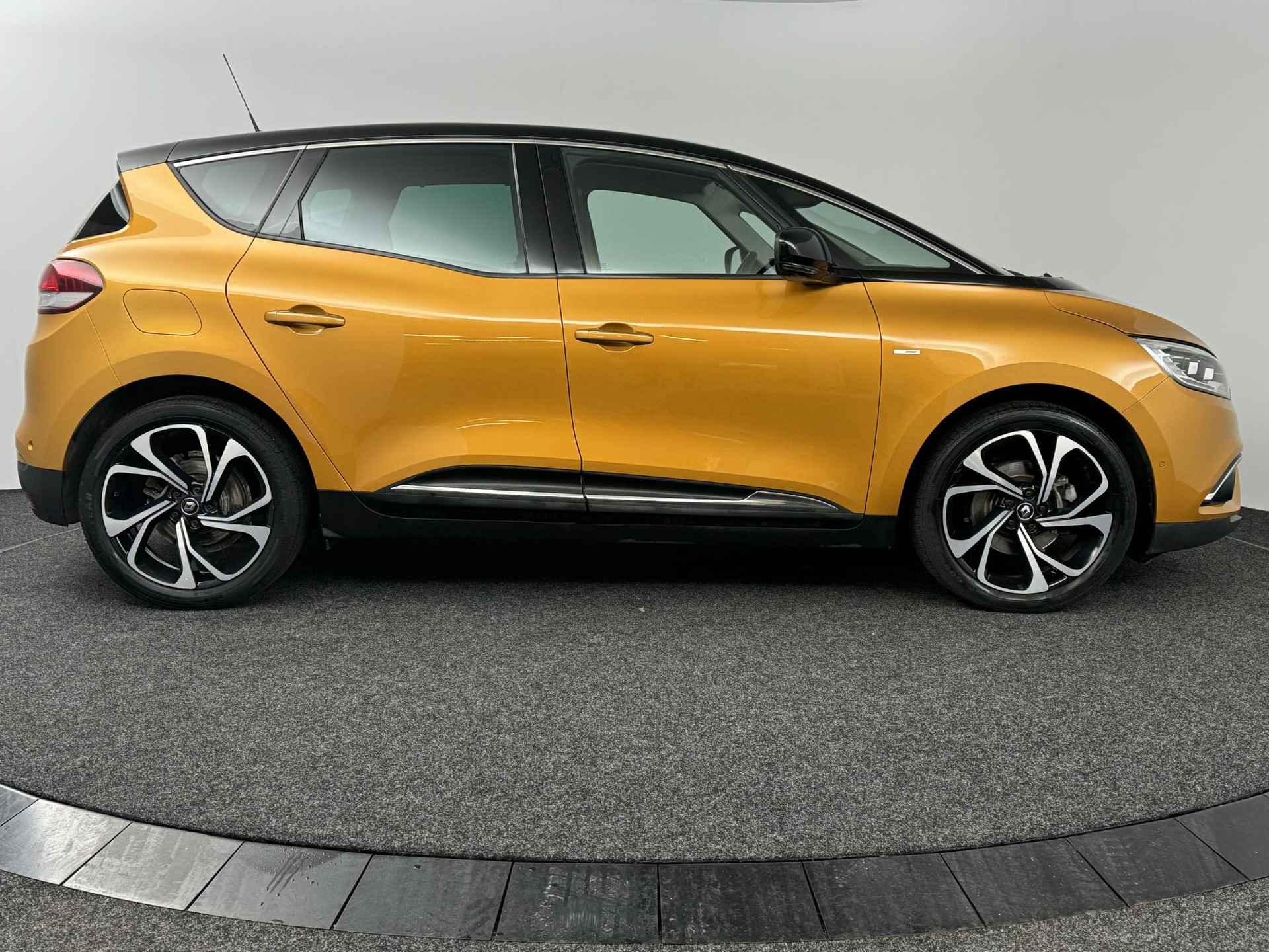 Renault Scénic 1.2 TCe 130 Bose | Trekhaak | Navi 8,7" | Clima | Cruise | LM velgen 20" | Parkeersensoren voor, achter en achteruitrijcamera - 10/51