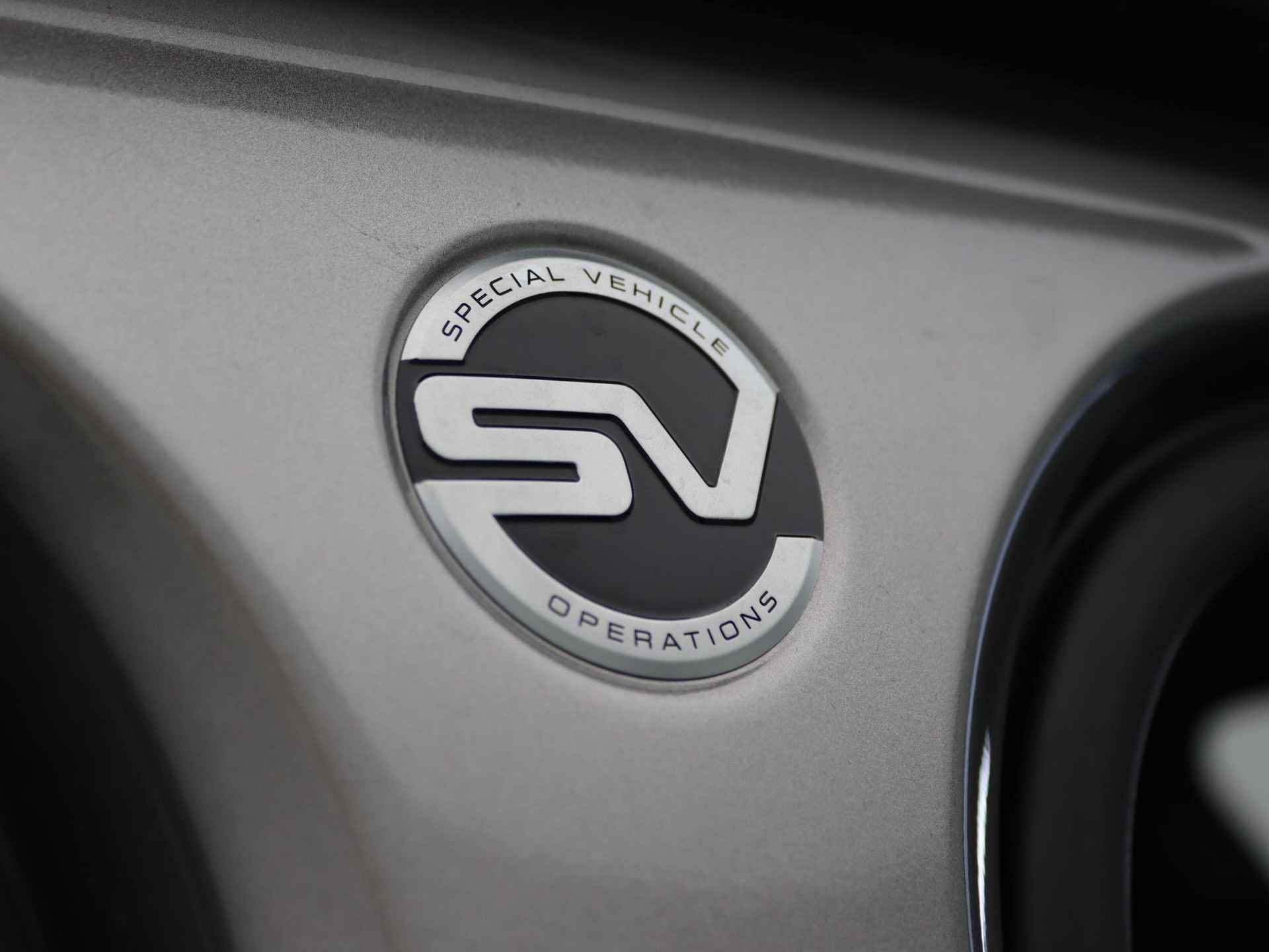 Land Rover Range Rover Sport P575 SVR | NP € 253.635,- | SVO Flux Silver | 1e eigenaar | 17.600 km | 4-Zone Climate | Adaptieve Cruise | 22 inch velgen | Cold Climate Pack | - 34/59