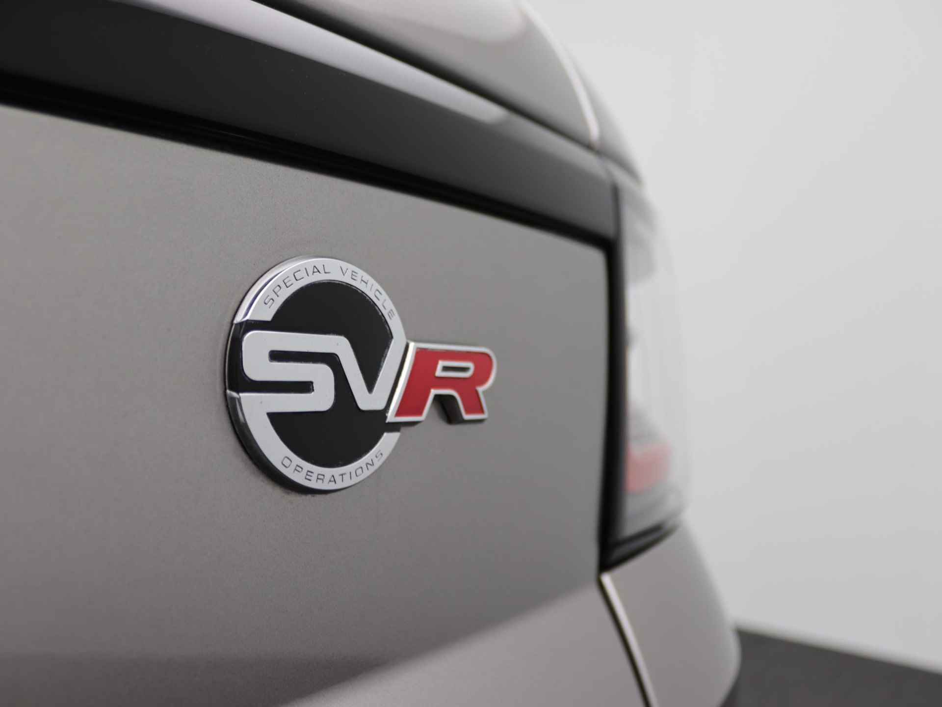 Land Rover Range Rover Sport P575 SVR | NP € 253.635,- | SVO Flux Silver | 1e eigenaar | 17.600 km | 4-Zone Climate | Adaptieve Cruise | 22 inch velgen | Cold Climate Pack | - 54/59