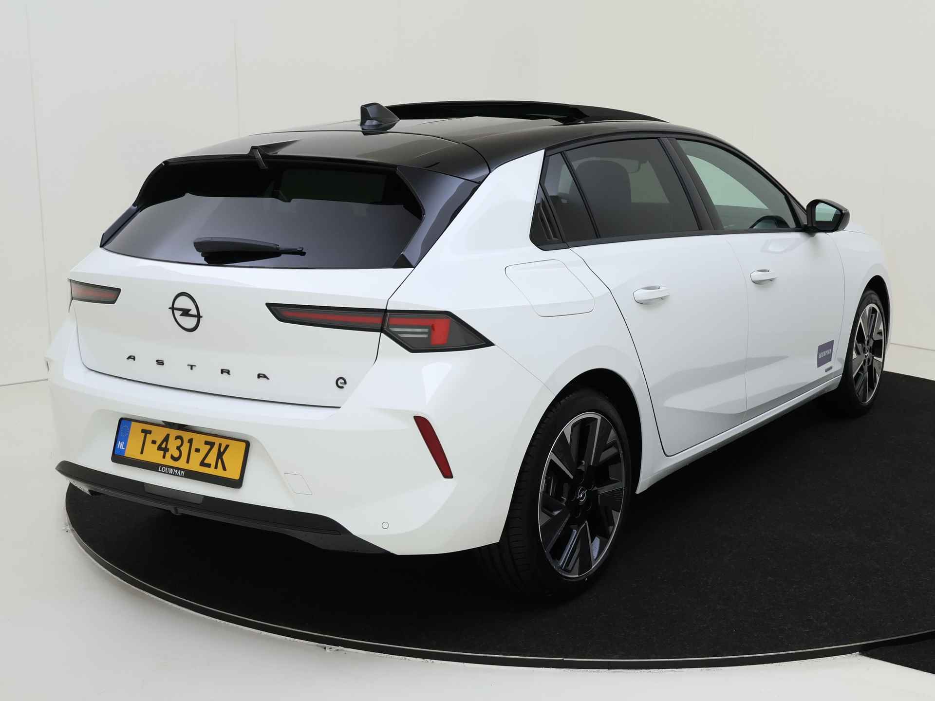 Opel Astra Electric GS 54 kWh | Parkeerassistent | Schuif/kanteldak | Adapt. cruise control |  DEMO MET OPLOPENDE KM.STAND | - 17/42