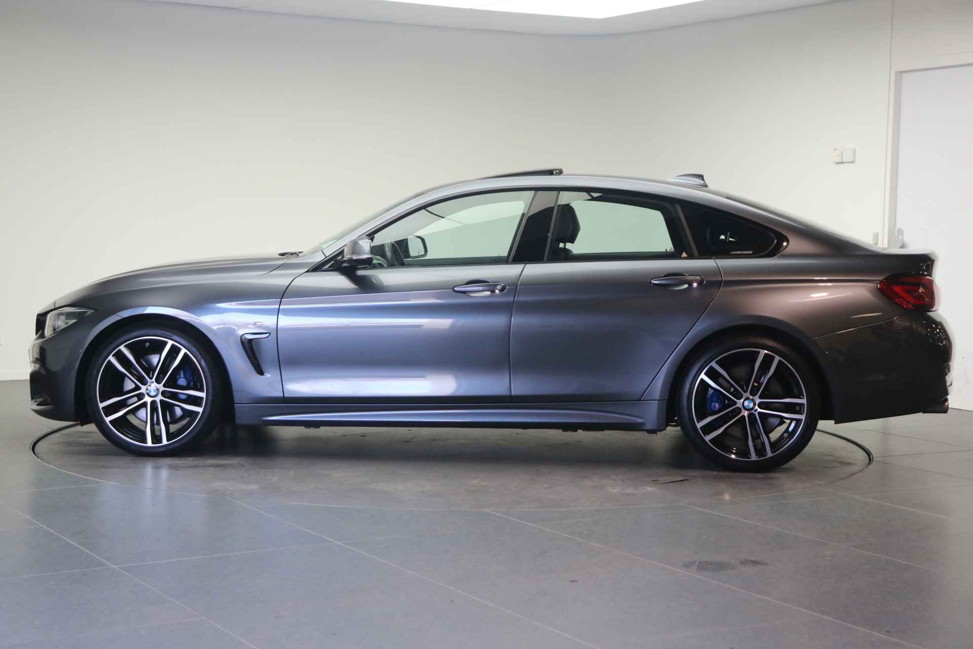 BMW 4 Serie Gran Coupé 420i High Executive M Sport Automaat / Schuif-kanteldak / Achteruitrijcamera / Sportstoelen / Head-Up / Park Assistant / Stoelverwarming - 3/27