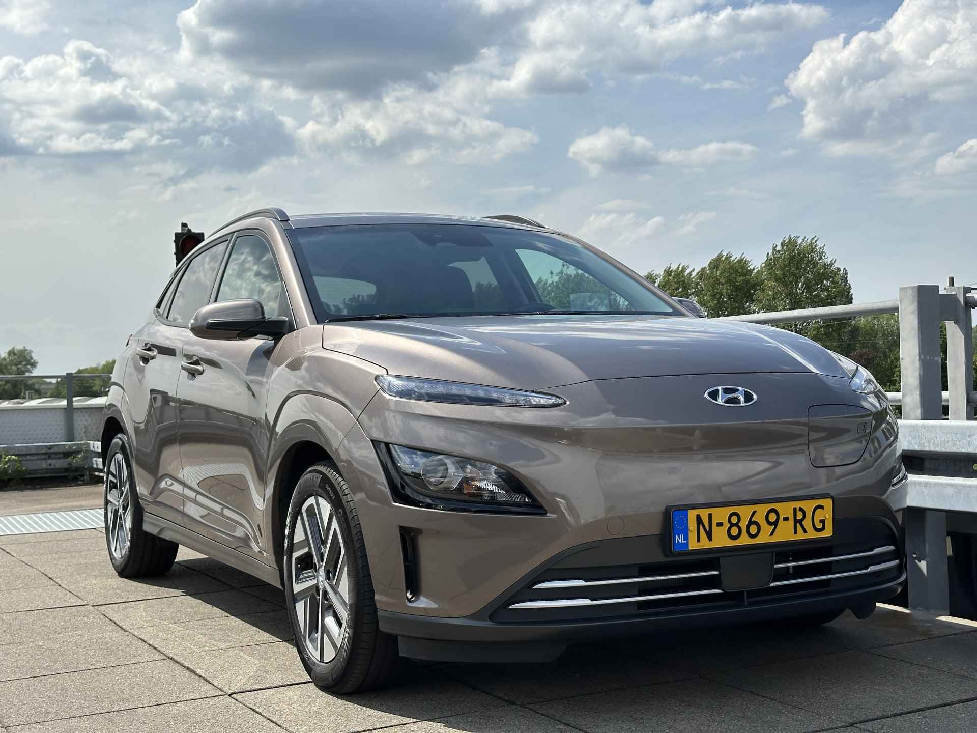 Hyundai KONA EV Fashion 64 kWh | Head-Up Display | 3-fase laden | Subsidie mogelijk | Rijklaarprijs! - 47/48