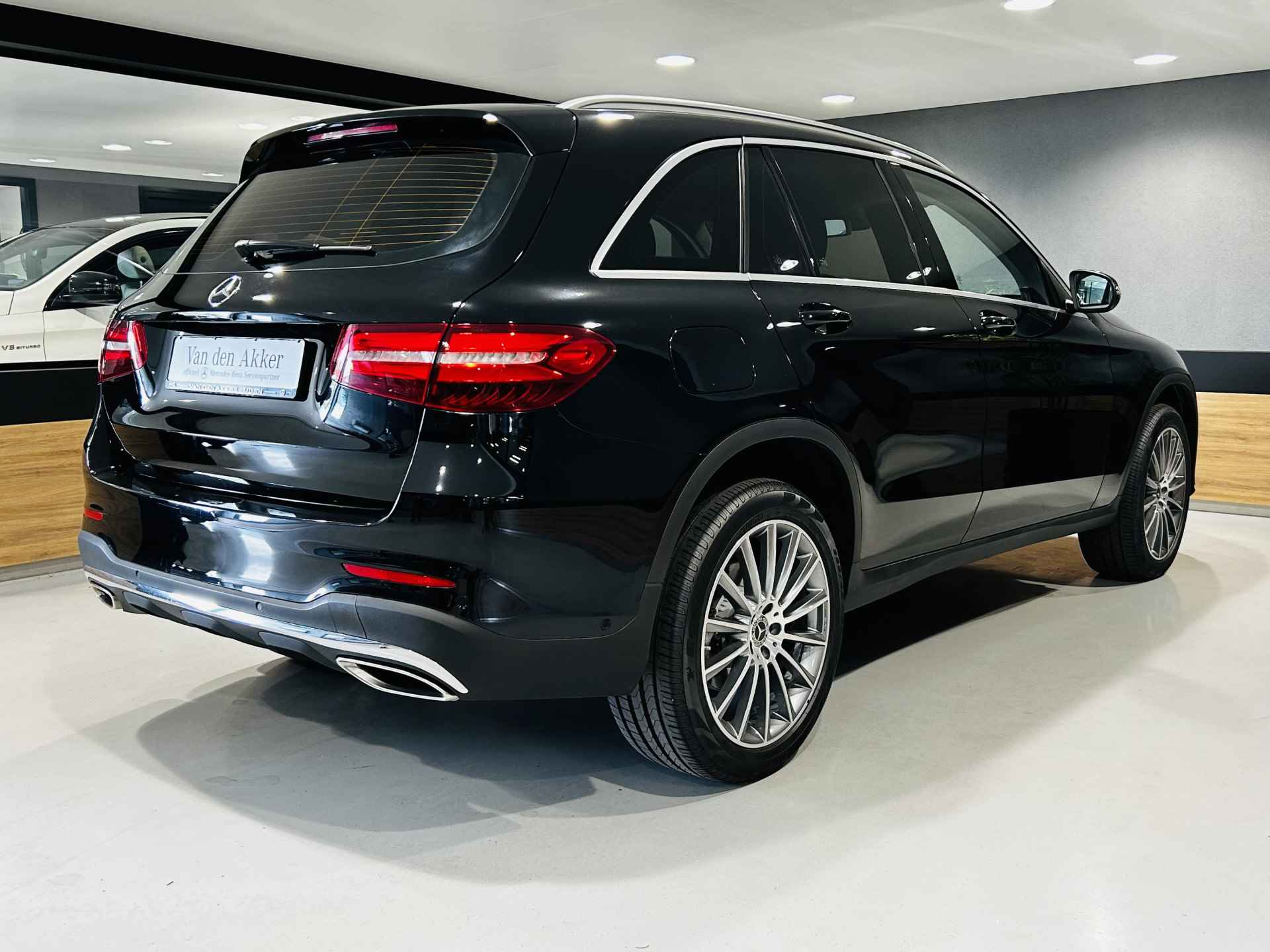 Mercedes-Benz GLC 250 4MATIC AMG // 20" Multi-Spaak Velgen // Lane Assist // Privacy Glas // LED Koplampen // Touchpad // Navigatie // Parkeerpilo - 19/38