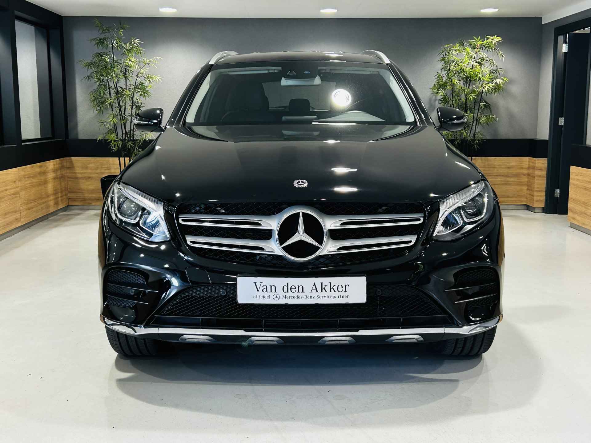 Mercedes-Benz GLC 250 4MATIC AMG // 20" Multi-Spaak Velgen // Lane Assist // Privacy Glas // LED Koplampen // Touchpad // Navigatie // Parkeerpilo - 22/38