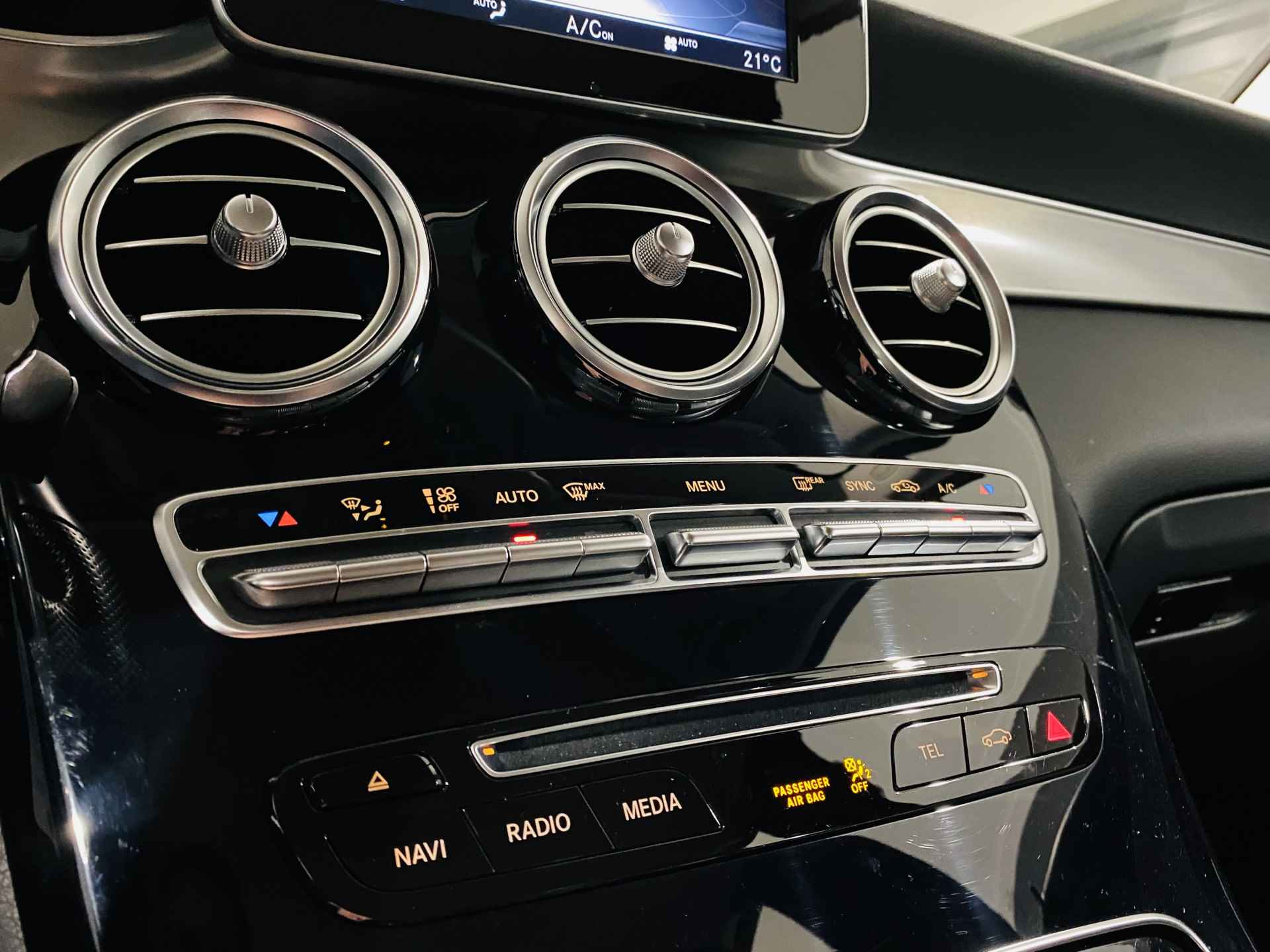 Mercedes-Benz GLC 250 4MATIC AMG // 20" Multi-Spaak Velgen // Lane Assist // Privacy Glas // LED Koplampen // Touchpad // Navigatie // Parkeerpilo - 8/38