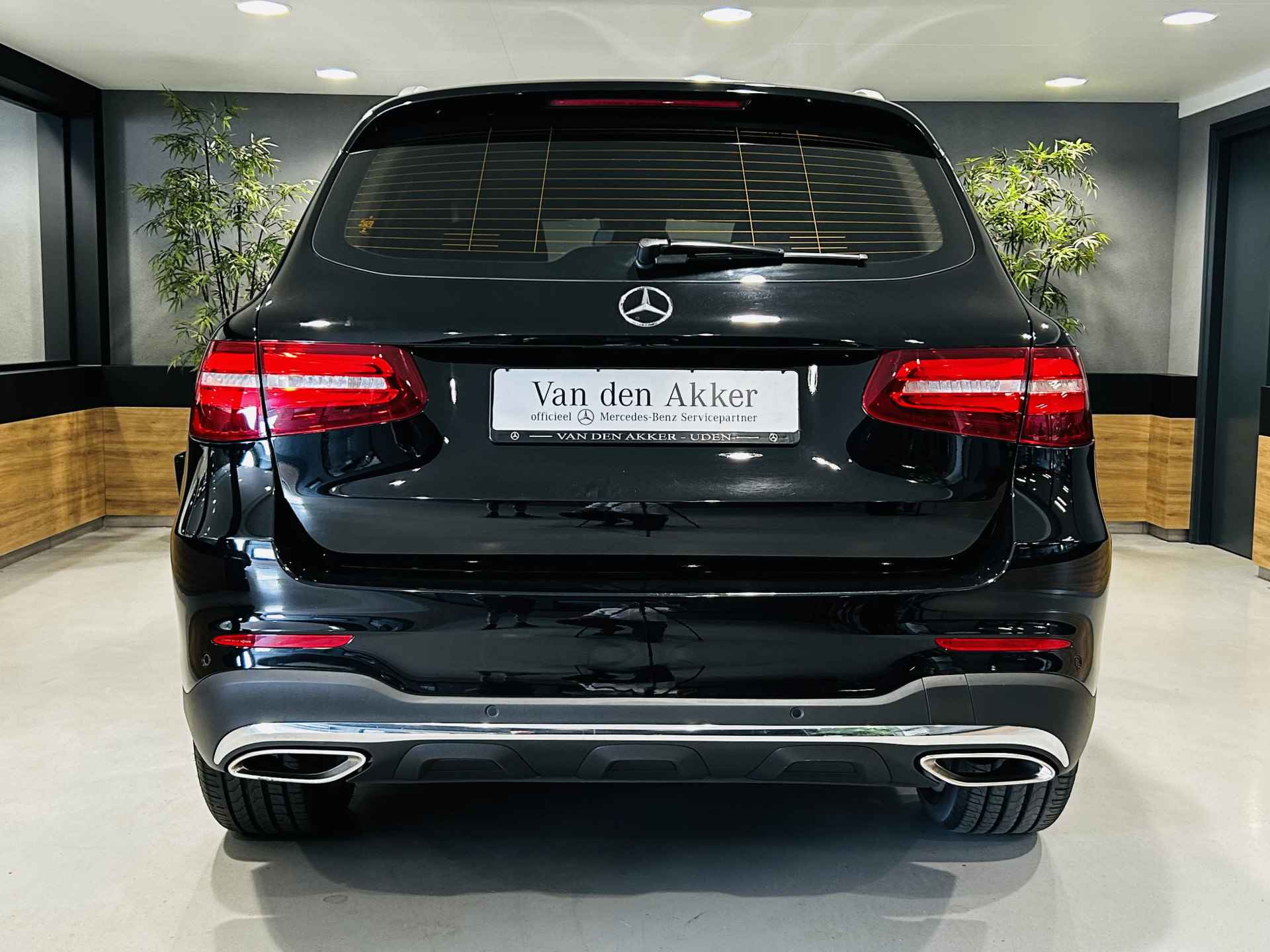 Mercedes-Benz GLC 250 4MATIC AMG // 20" Multi-Spaak Velgen // Lane Assist // Privacy Glas // LED Koplampen // Touchpad // Navigatie // Parkeerpilo - 19/38