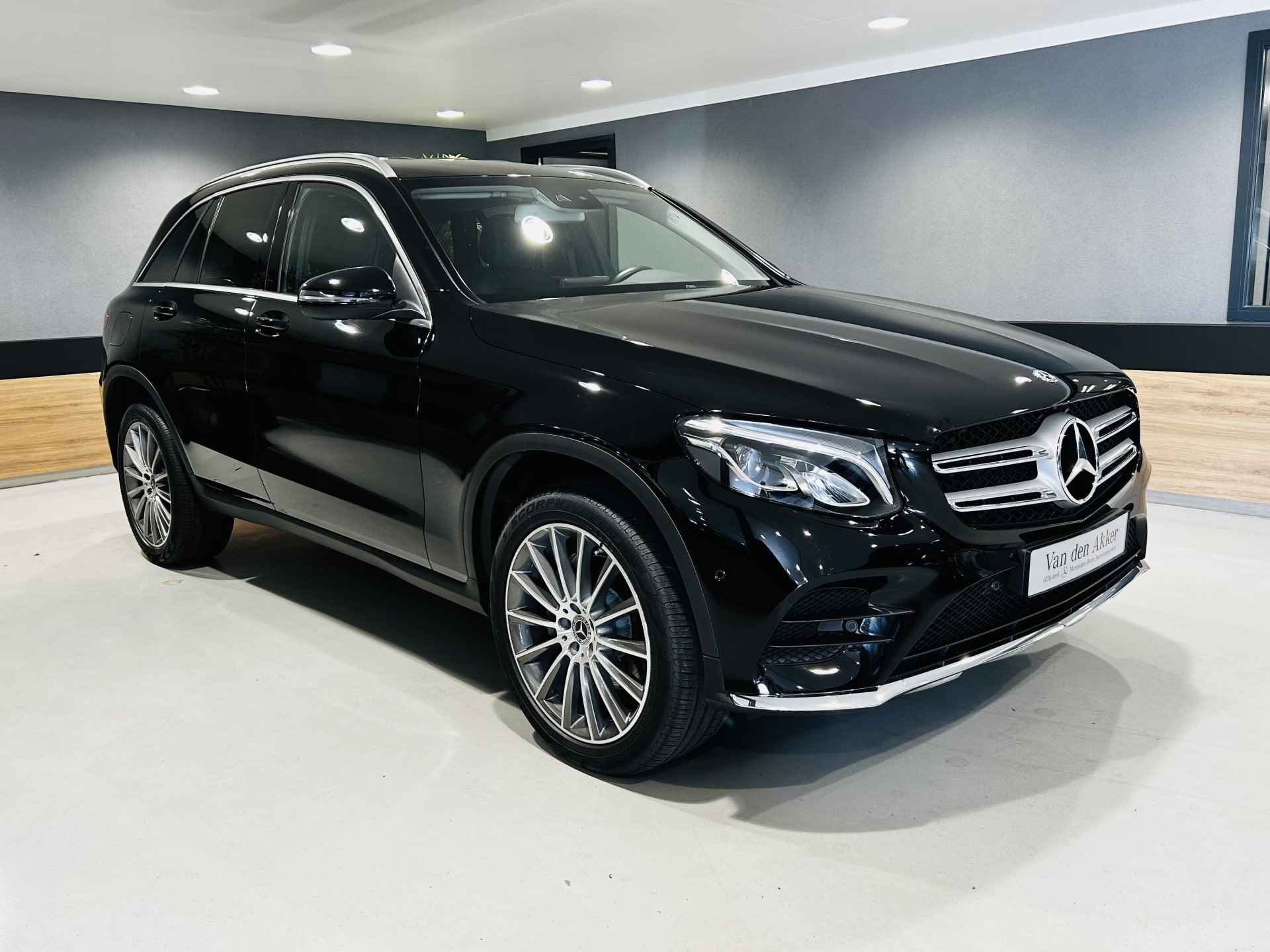 Mercedes-Benz GLC 250 4MATIC AMG // 20" Multi-Spaak Velgen // Lane Assist // Privacy Glas // LED Koplampen // Touchpad // Navigatie // Parkeerpilo - 20/38