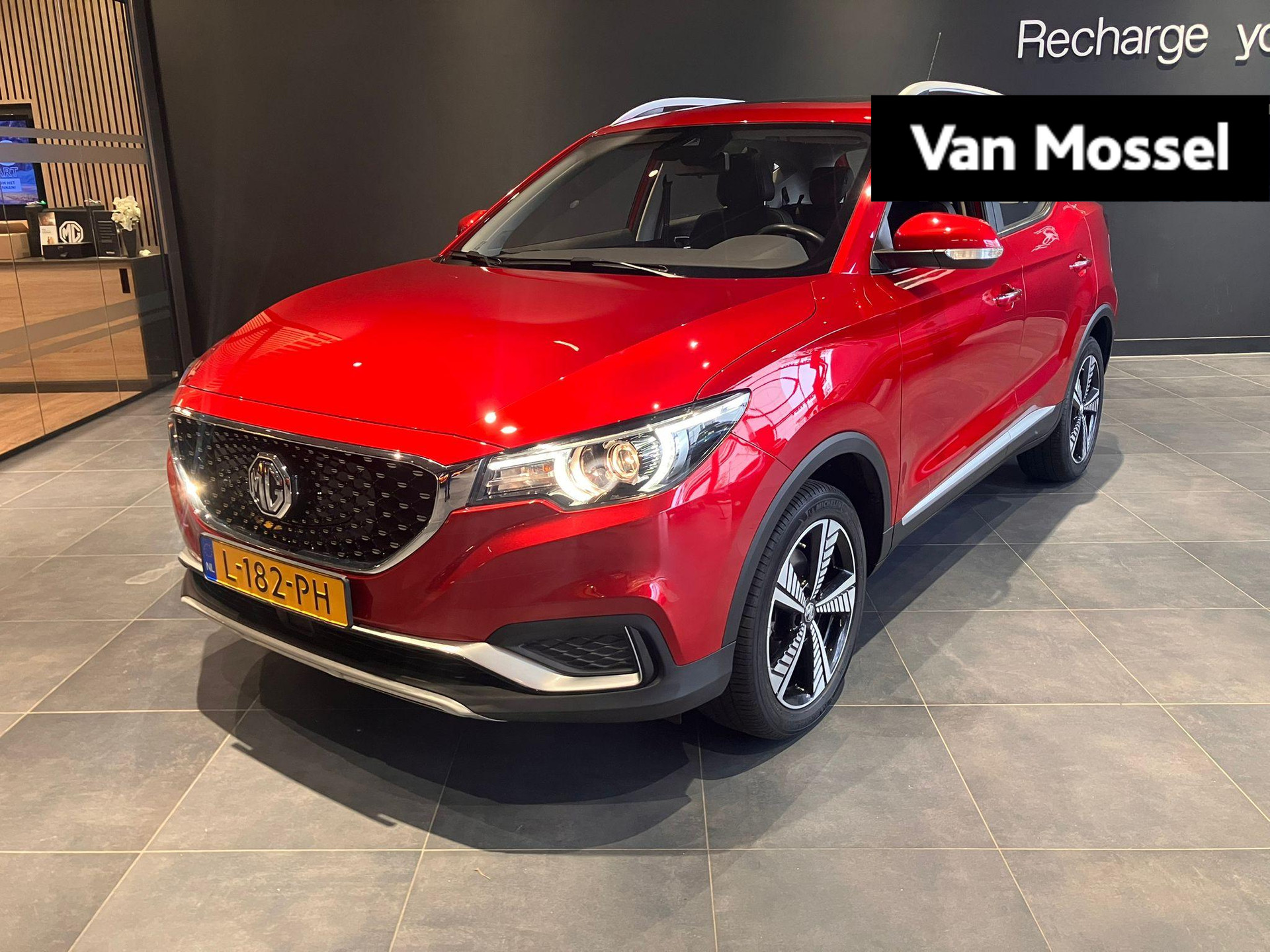 MG ZS EV Luxury 45 kWh 1e eigenaar - Panoramadak - Trekhaak - Carplay - Leder interieur - Clima