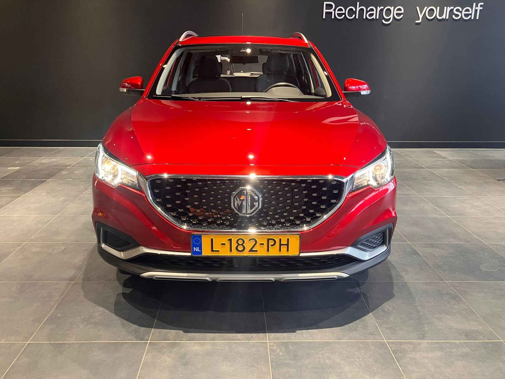 MG ZS EV Luxury 45 kWh 1e eigenaar - Panoramadak - Trekhaak - Carplay - Leder interieur - Clima - 3/21