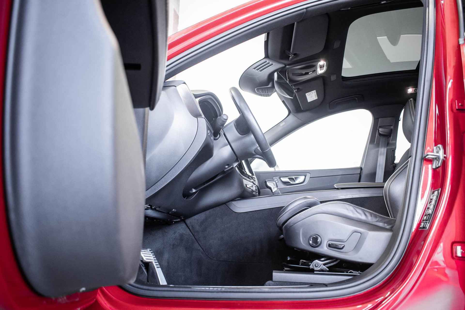 Volvo XC60 T5 Automaat R-Design | Panoramdak | Head up-display | Parkeercamera | Keyless entry | Parkeer sensoren voor + achter - 13/35
