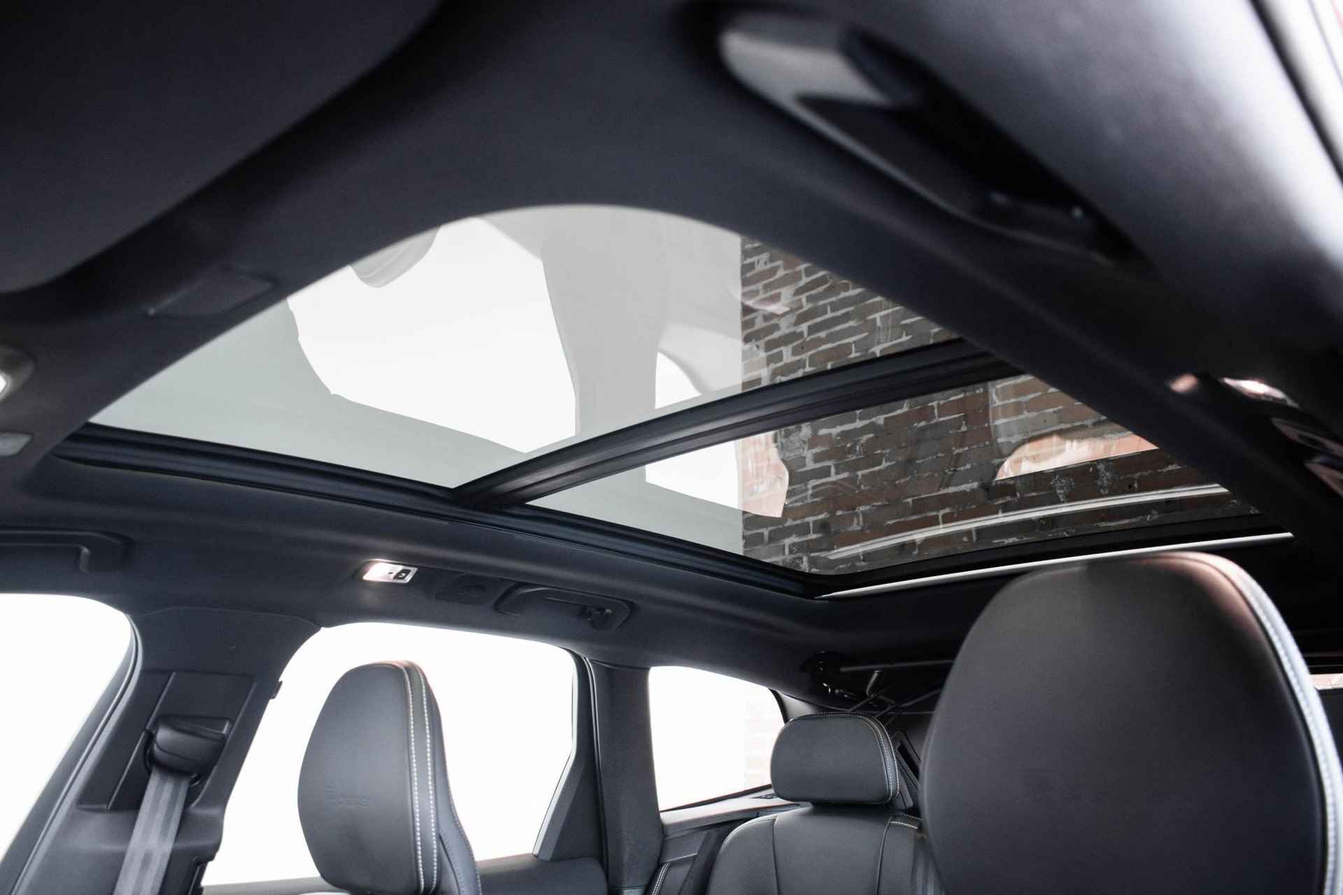 Volvo XC60 T5 Automaat R-Design | Panoramdak | Head up-display | Parkeercamera | Keyless entry | Parkeer sensoren voor + achter - 15/35