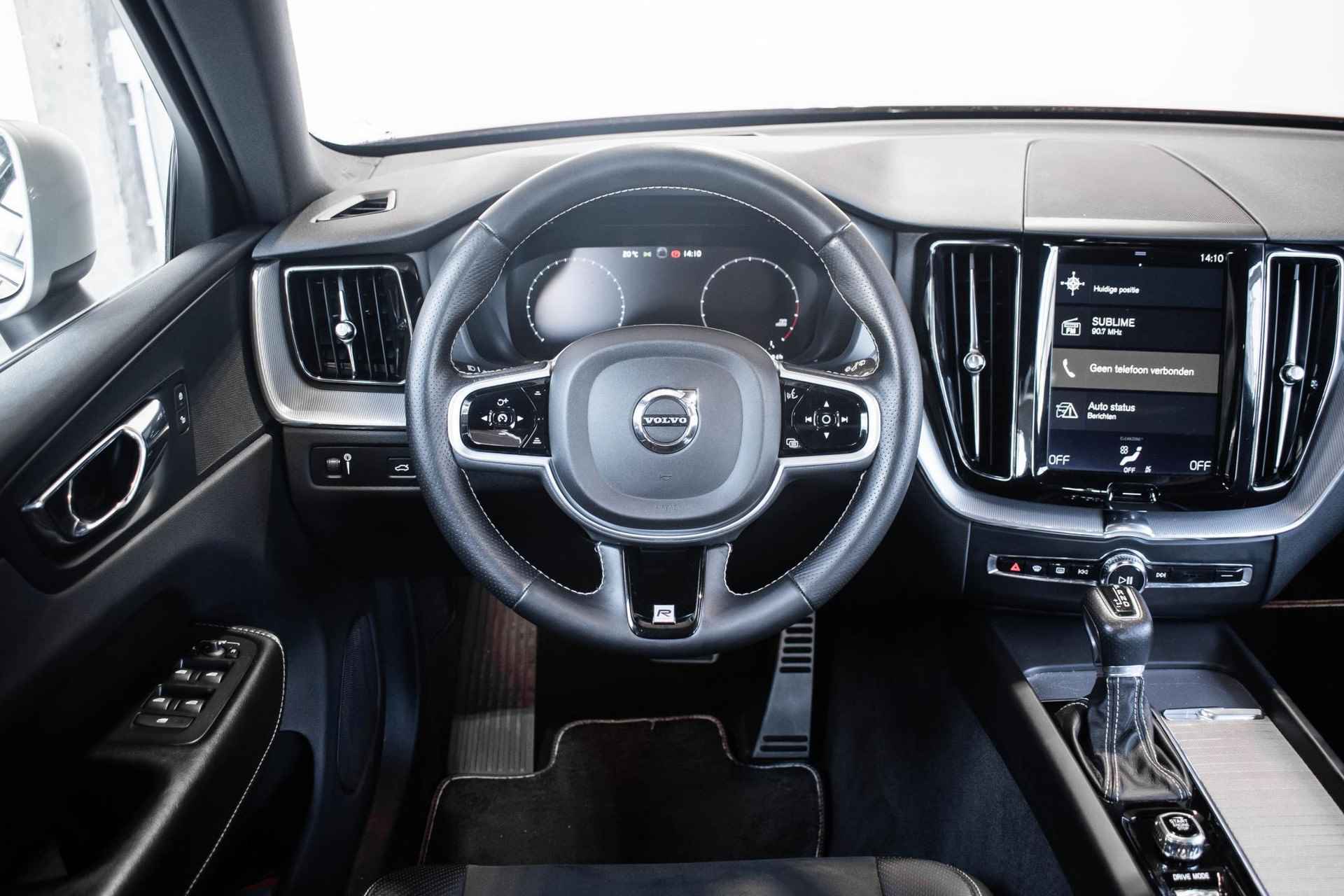 Volvo XC60 T5 Automaat R-Design | Panoramdak | Head up-display | Parkeercamera | Keyless entry | Parkeer sensoren voor + achter - 17/35