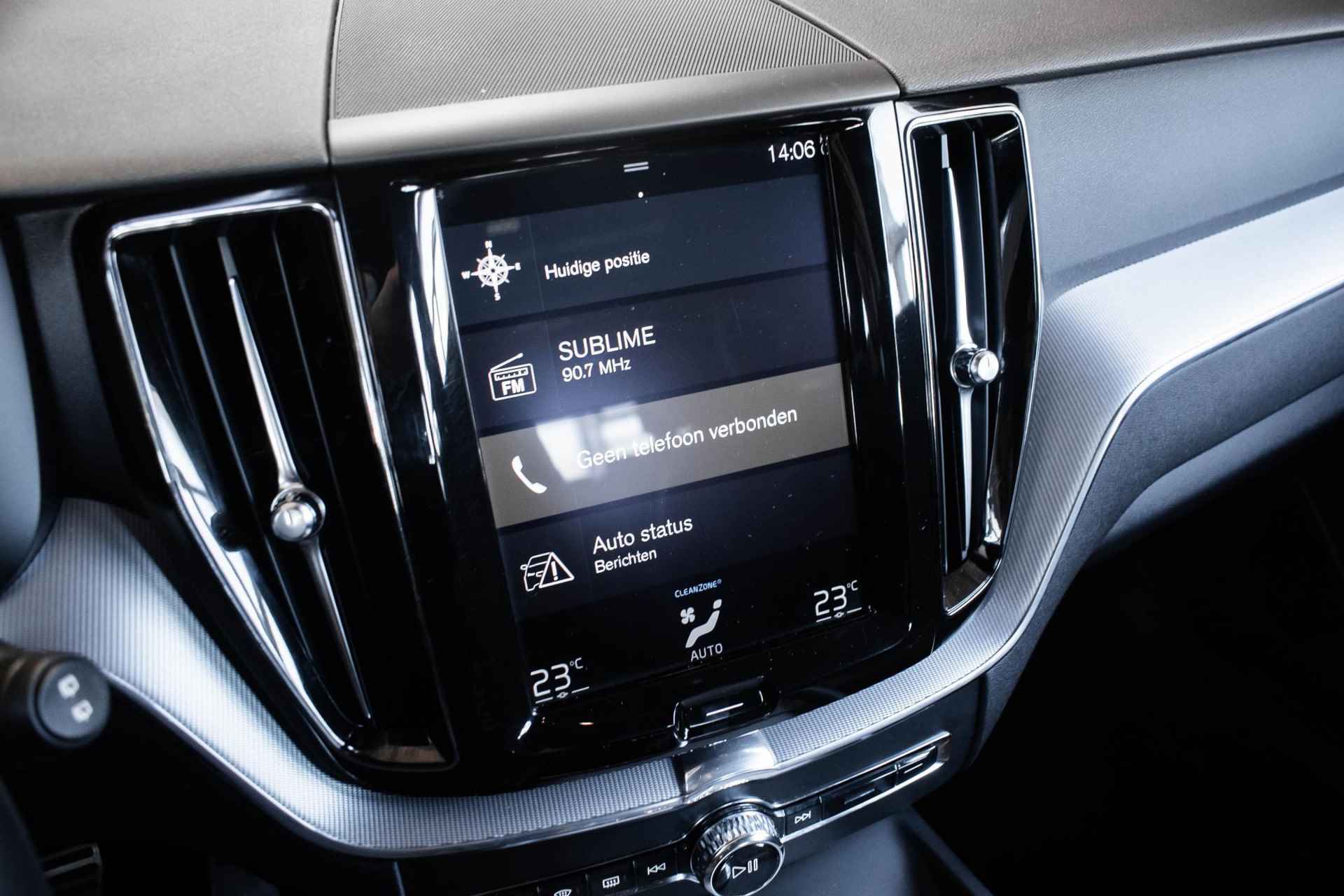 Volvo XC60 T5 Automaat R-Design | Panoramdak | Head up-display | Parkeercamera | Keyless entry | Parkeer sensoren voor + achter - 19/35