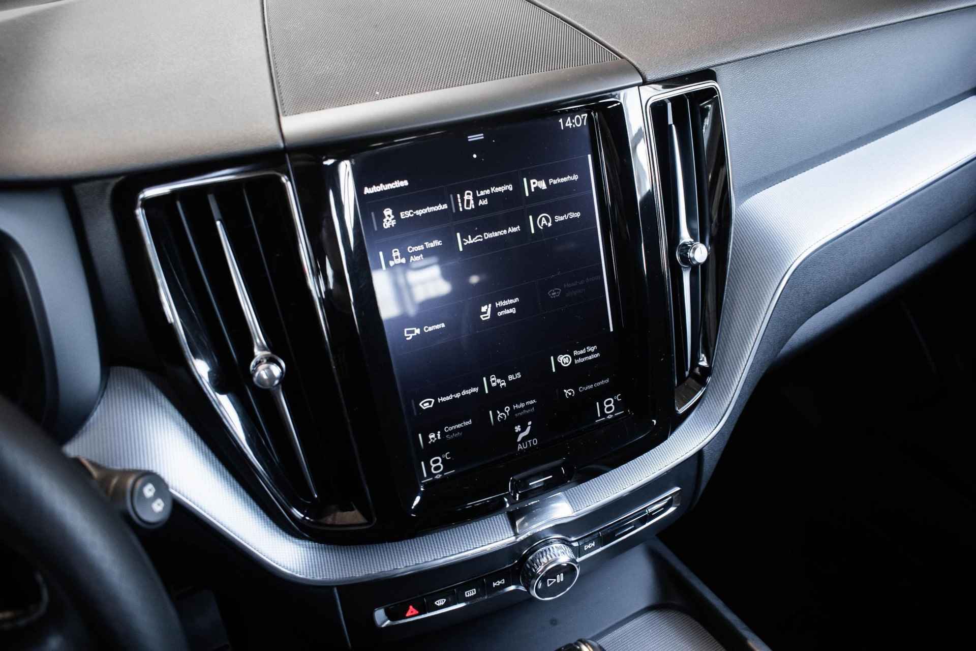 Volvo XC60 T5 Automaat R-Design | Panoramdak | Head up-display | Parkeercamera | Keyless entry | Parkeer sensoren voor + achter - 21/35