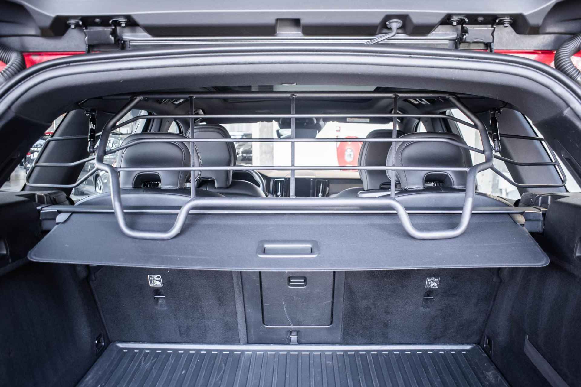 Volvo XC60 T5 Automaat R-Design | Panoramdak | Head up-display | Parkeercamera | Keyless entry | Parkeer sensoren voor + achter - 28/35