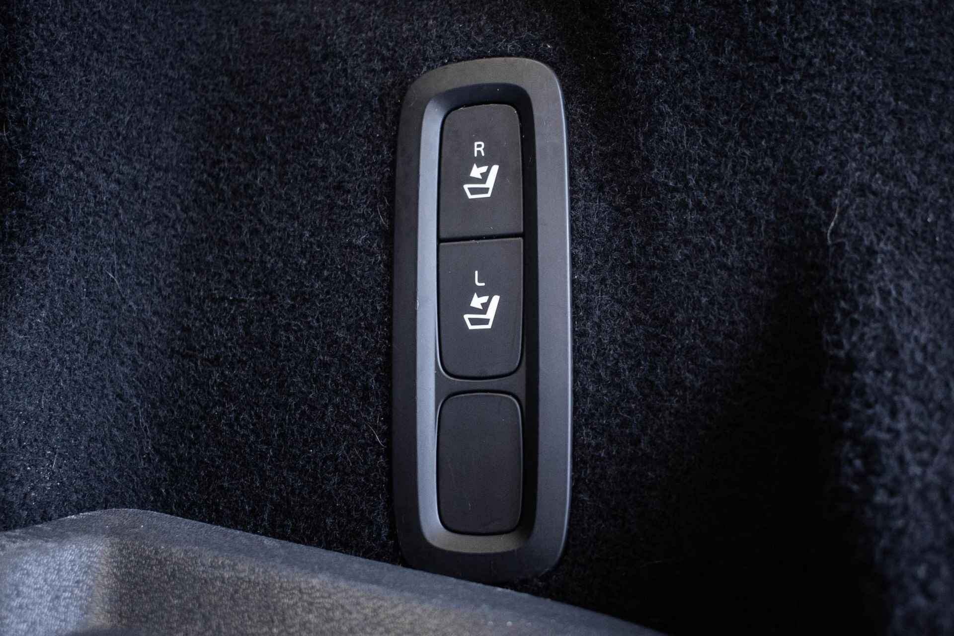 Volvo XC60 T5 Automaat R-Design | Panoramdak | Head up-display | Parkeercamera | Keyless entry | Parkeer sensoren voor + achter - 29/35