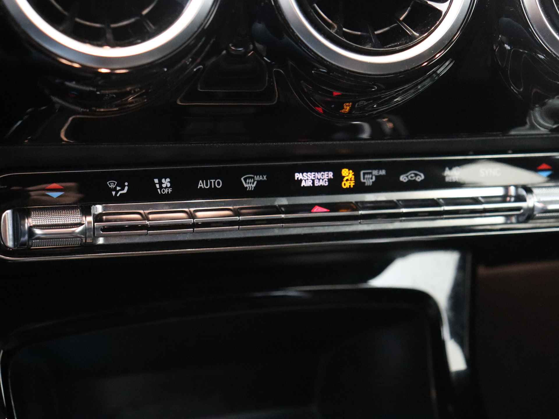 Mercedes-Benz A-Klasse 160 Business Solution AMG | Navigatie | Widescreen Cockpit | 18 inch Lichtmetalen velgen . - 24/31