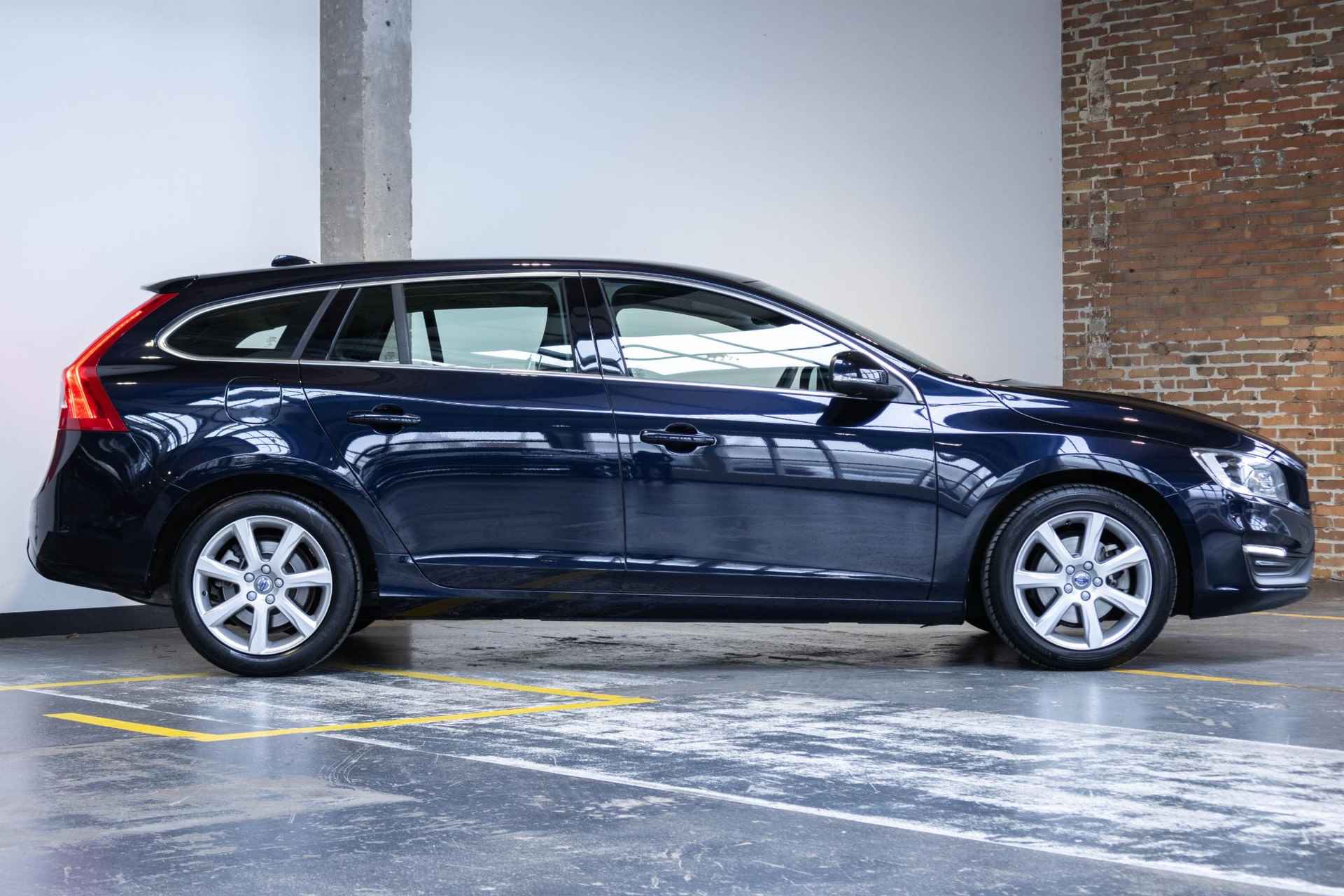 Volvo V60 T3 Nordic+ | Dealer onderhouden | Volvo on Call | Stoelverwarming | High Performance audio | Parkeerverwarming | Parkeersensoren achter | Verwarmde voorruit - 6/41