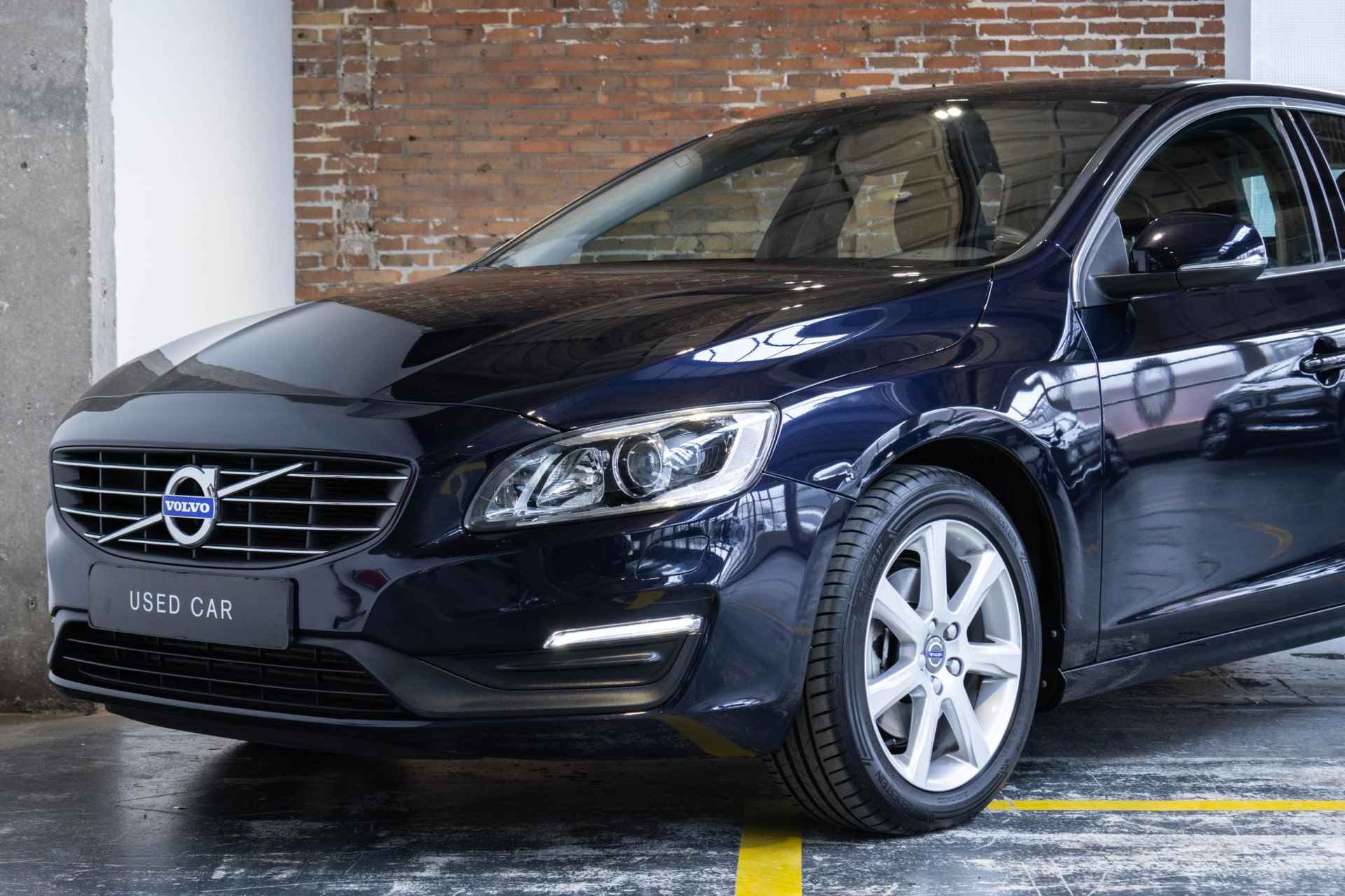 Volvo V60 T3 Nordic+ | Dealer onderhouden | Volvo on Call | Stoelverwarming | High Performance audio | Parkeerverwarming | Parkeersensoren achter | Verwarmde voorruit - 9/41