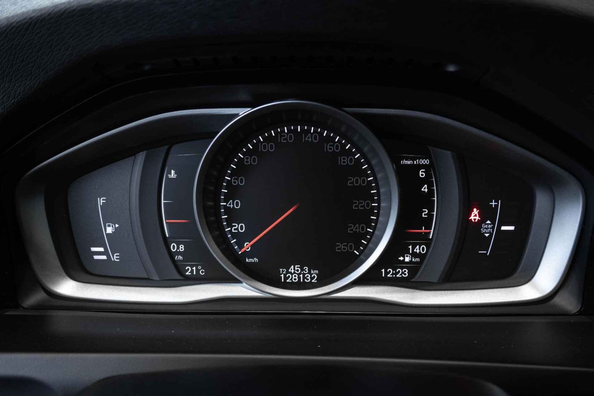 Volvo V60 T3 Nordic+ | Dealer onderhouden | Volvo on Call | Stoelverwarming | High Performance audio | Parkeerverwarming | Parkeersensoren achter | Verwarmde voorruit - 26/41