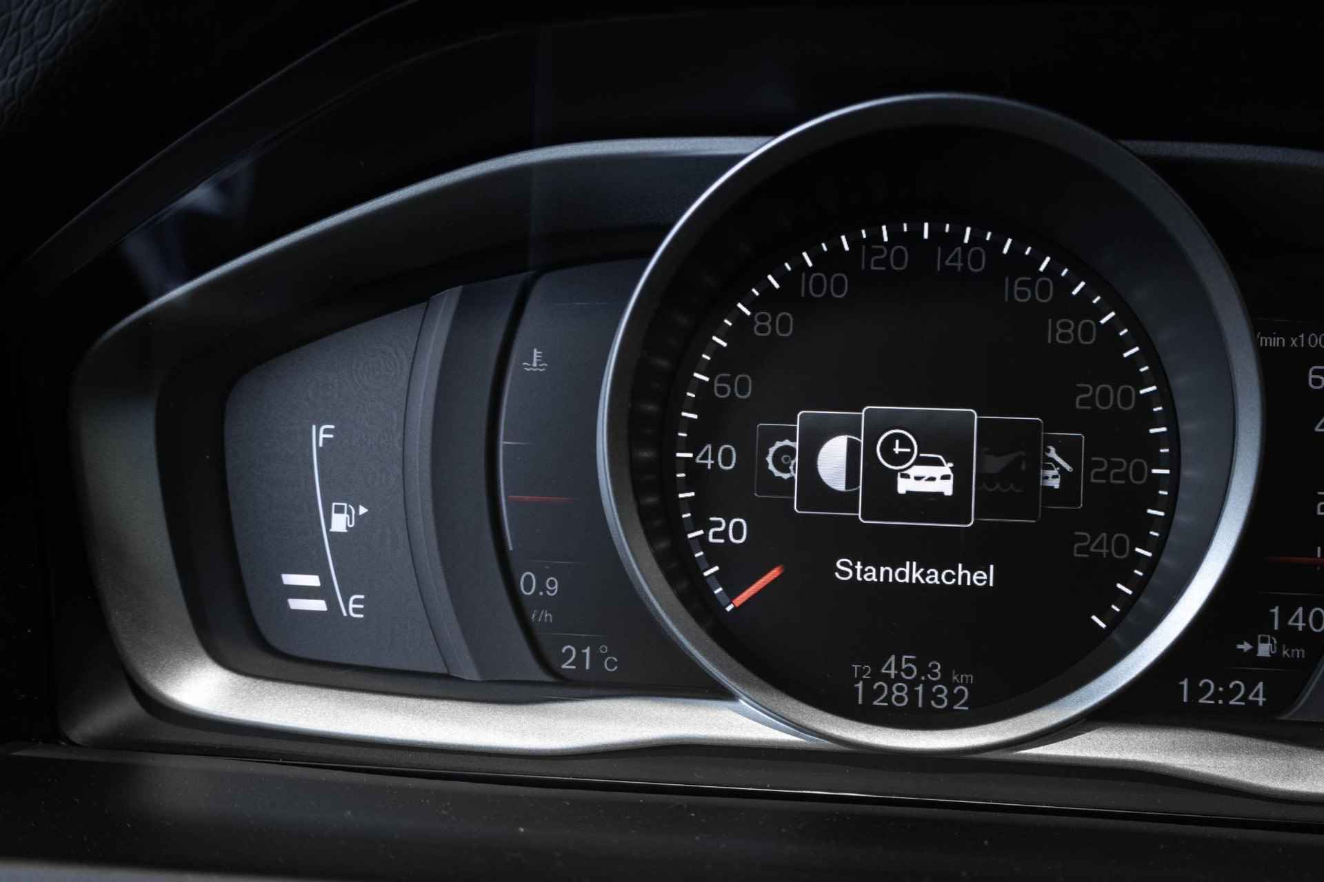 Volvo V60 T3 Nordic+ | Dealer onderhouden | Volvo on Call | Stoelverwarming | High Performance audio | Parkeerverwarming | Parkeersensoren achter | Verwarmde voorruit - 27/41