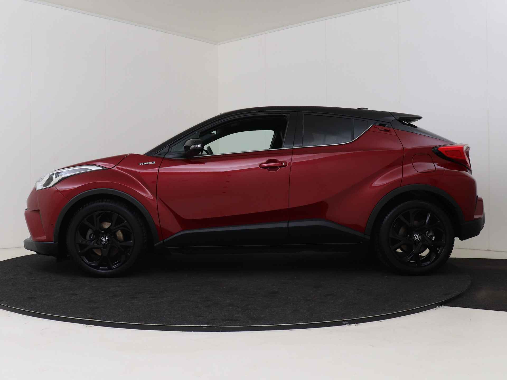 Toyota C-HR 1.8 Hybrid Black Edition I Navigatie I Climate Control I Cruise Control I Camera I Trekhaak Afneembaar I 2e Eigenaar I Dealer Onderhouden I Stoelverwarming Voor I Keyless Entry/Start I Subwoofer I - 4/48