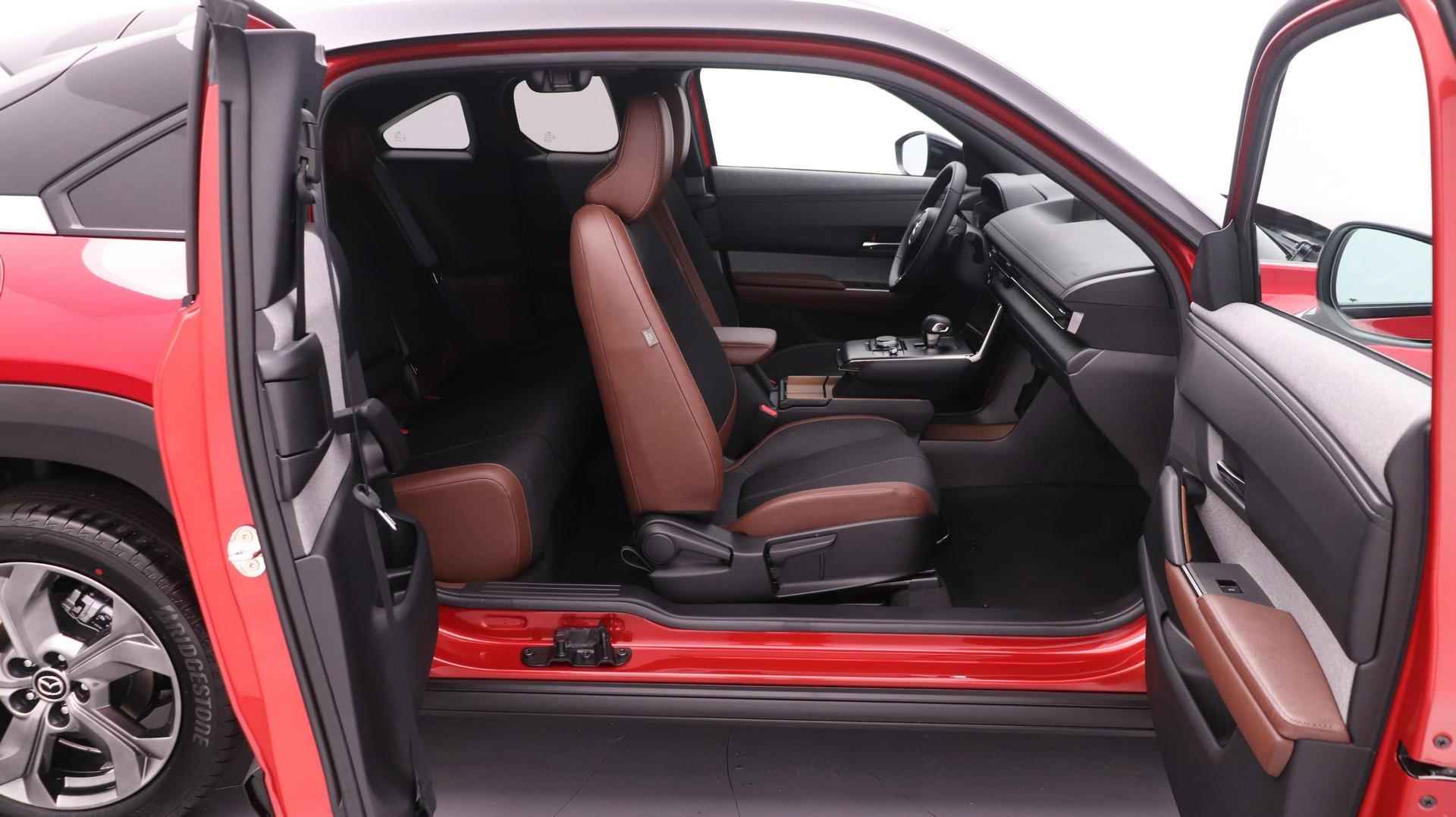 Mazda MX-30 e-SkyActiv 145 Advantage | € 4.000,- korting | € 2.950 overheidssubsidie mogelijk | Uit voorraad leverbaar | - 18/41