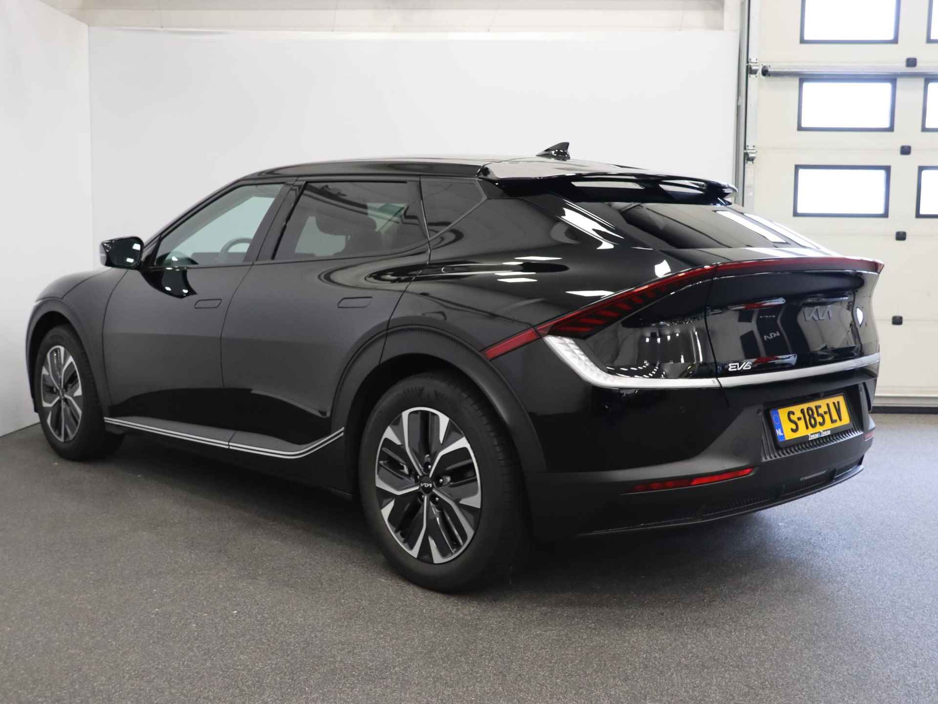 Kia EV6 Air 58 kWh  BTW-auto | Stoel en stuurverwarming | Navigatie | Camera | Adaptieve cruise control | Parkeersensoren voor en achter | Apple Carplay / Android Auto | Dode hoekdetectie | Demo | - 6/47