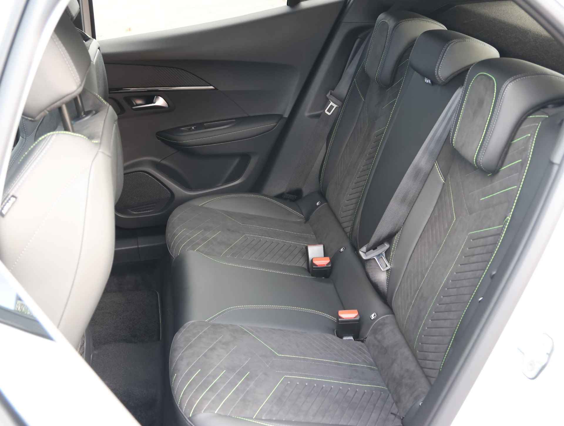 Peugeot e-2008 EV GT Avantage 54 kWh 156PK | Navigatie | Achteruitrijcamera | Verwarmde Sportstoelen | Alcantara Bekleding | Keyless Entry/Start | Full-LED Koplampen | Dodehoek Detectie | Adaptieve Cruise Control | 17" Lichtmetalen Velgen | Apple Carplay/Android Auto | - 17/36