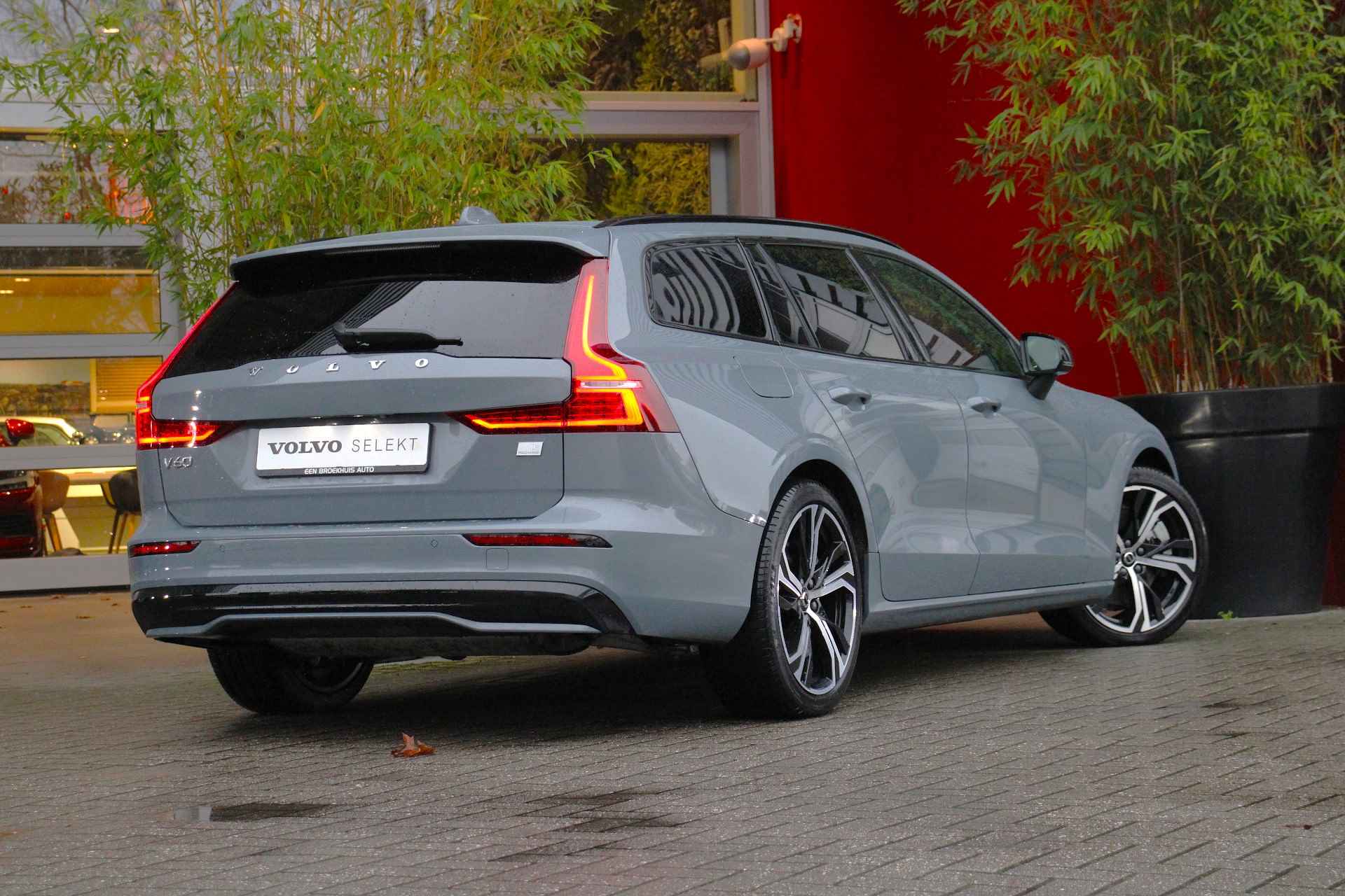 Volvo V60 2.0 T6 Plug-in hybrid AWD Plus Dark | Stuur- en stoelverwarming | Pilot Assist | Memory Seats | Achteruitrijcamera | CarPlay - 3/23